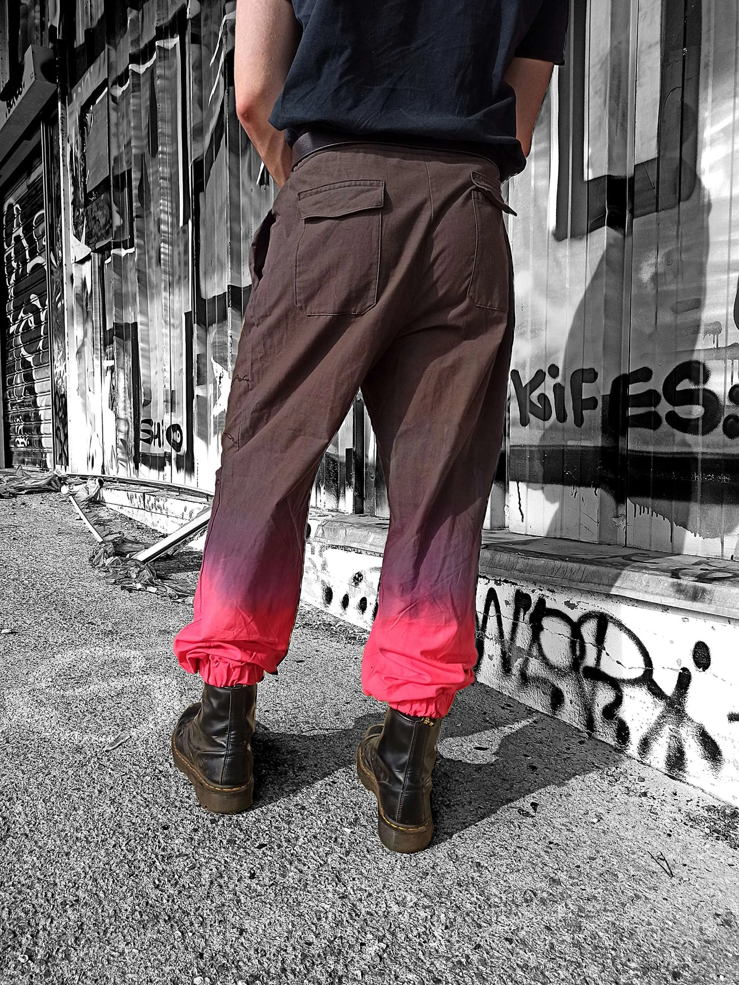 Pantalon cargo gothique XXL fait main en coton/lin, teinture artisanale vin et rouge avec motifs barbelés peints à la main. Pièce unique
