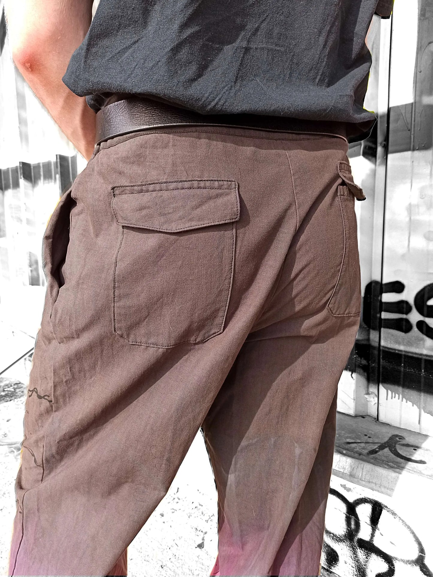 Pantalon cargo gothique XXL fait main en coton/lin, teinture artisanale vin et rouge avec motifs barbelés peints à la main. Pièce unique