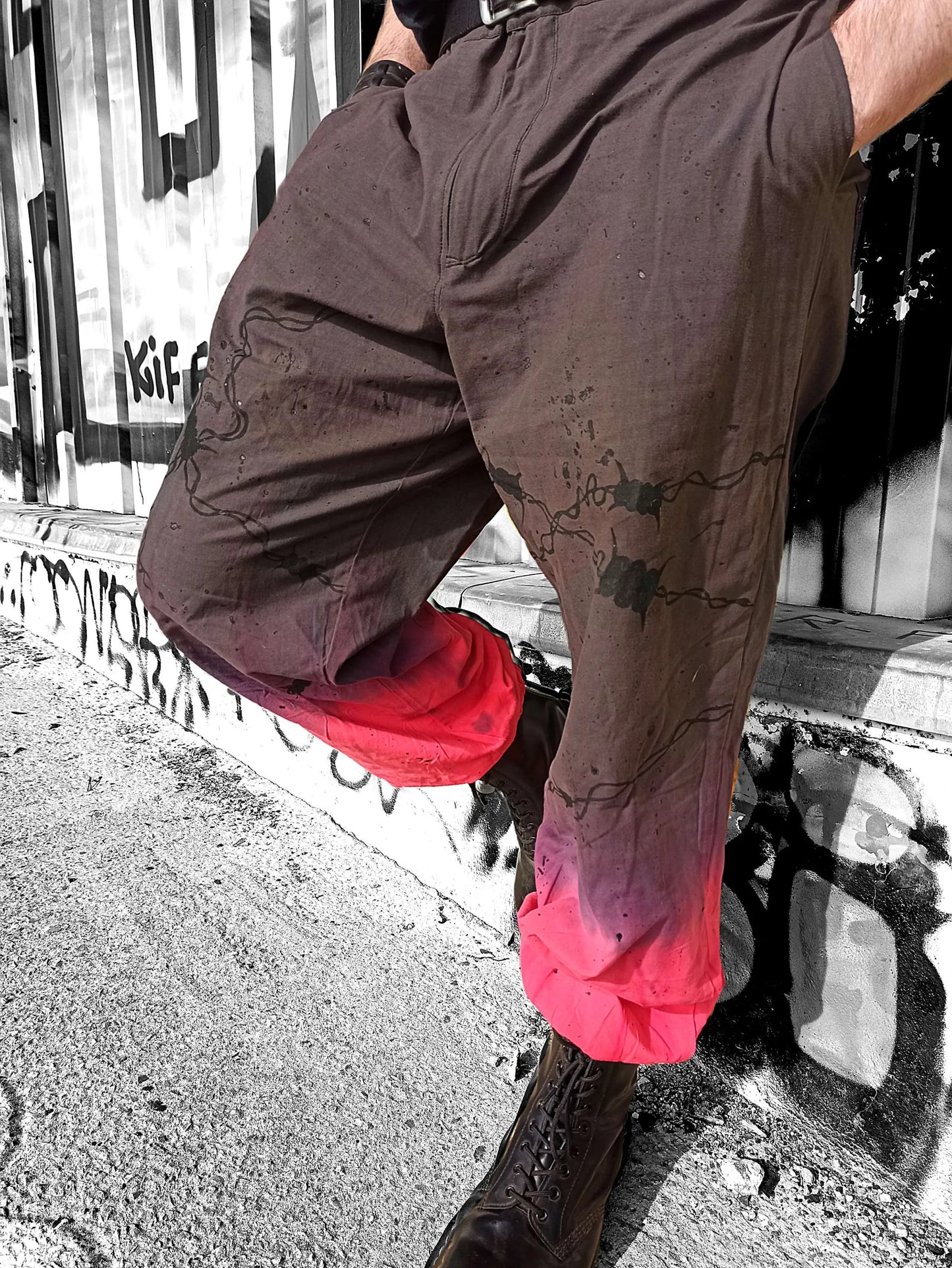 Pantalon cargo gothique XXL fait main en coton/lin, teinture artisanale vin et rouge avec motifs barbelés peints à la main. Pièce unique