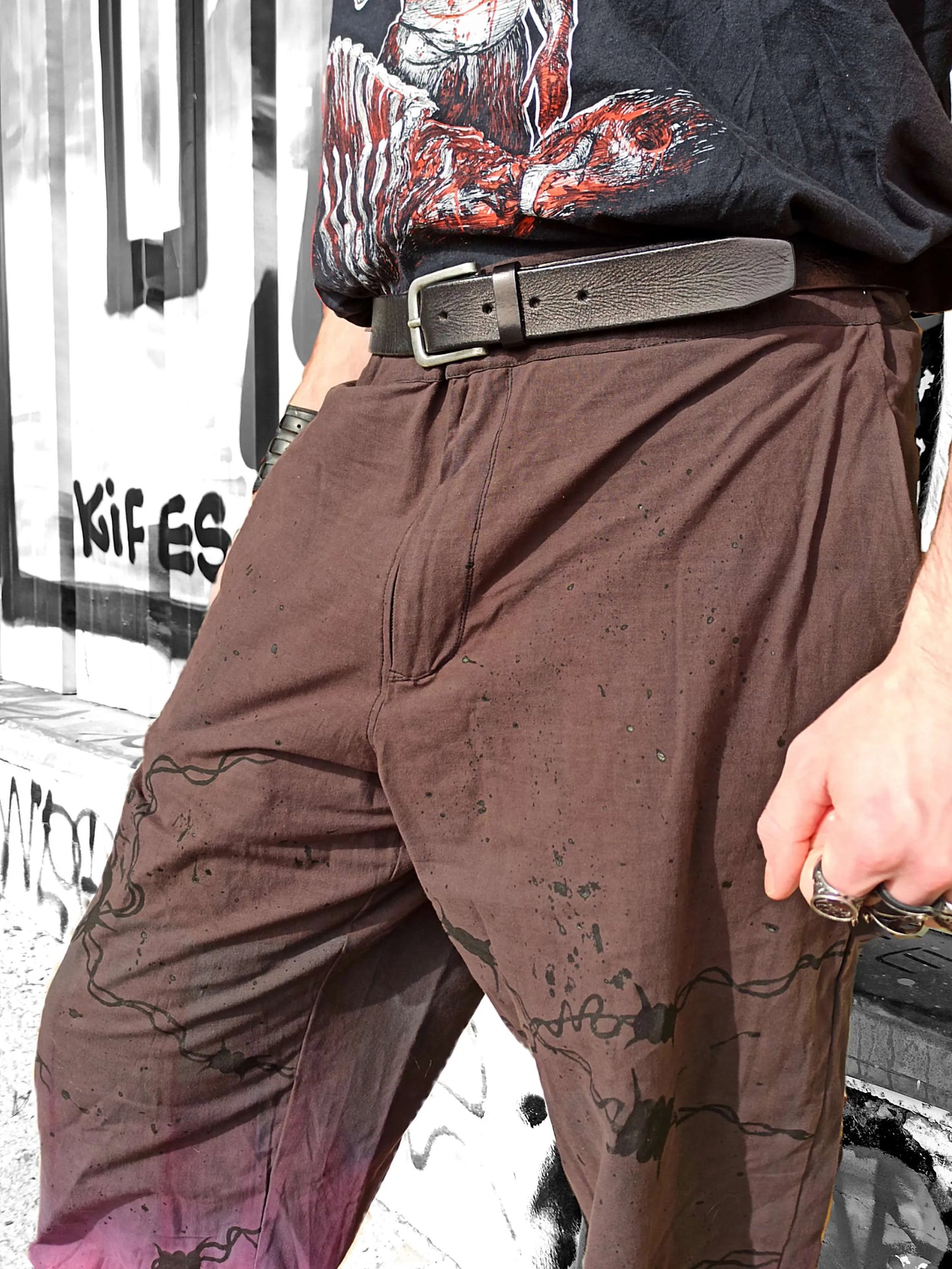 Pantalon cargo gothique XXL fait main en coton/lin, teinture artisanale vin et rouge avec motifs barbelés peints à la main. Pièce unique