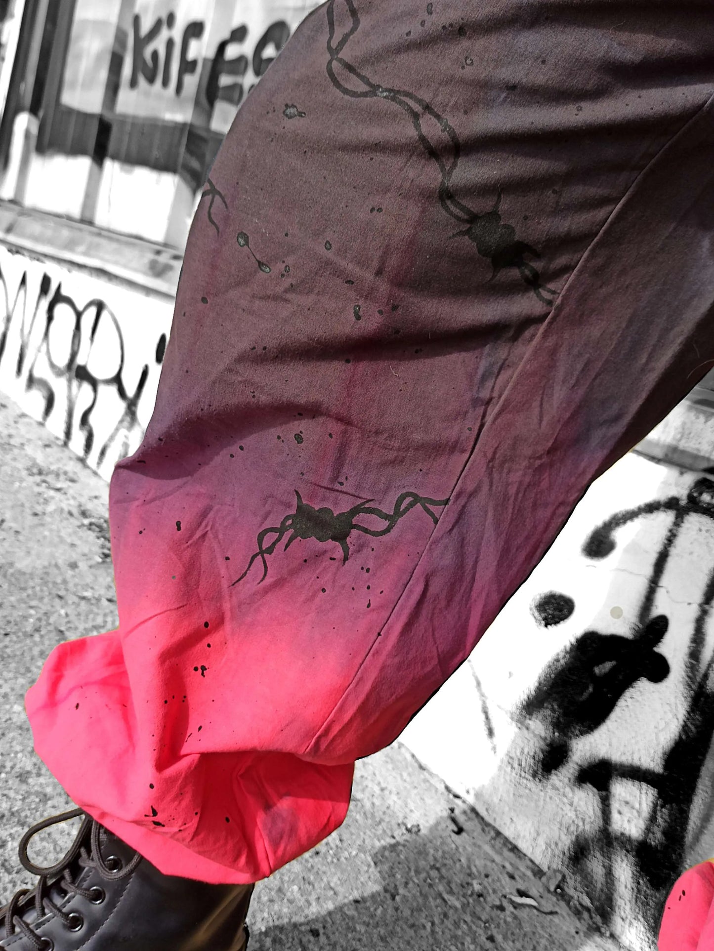 Pantalon cargo gothique XXL fait main en coton/lin, teinture artisanale vin et rouge avec motifs barbelés peints à la main. Pièce unique