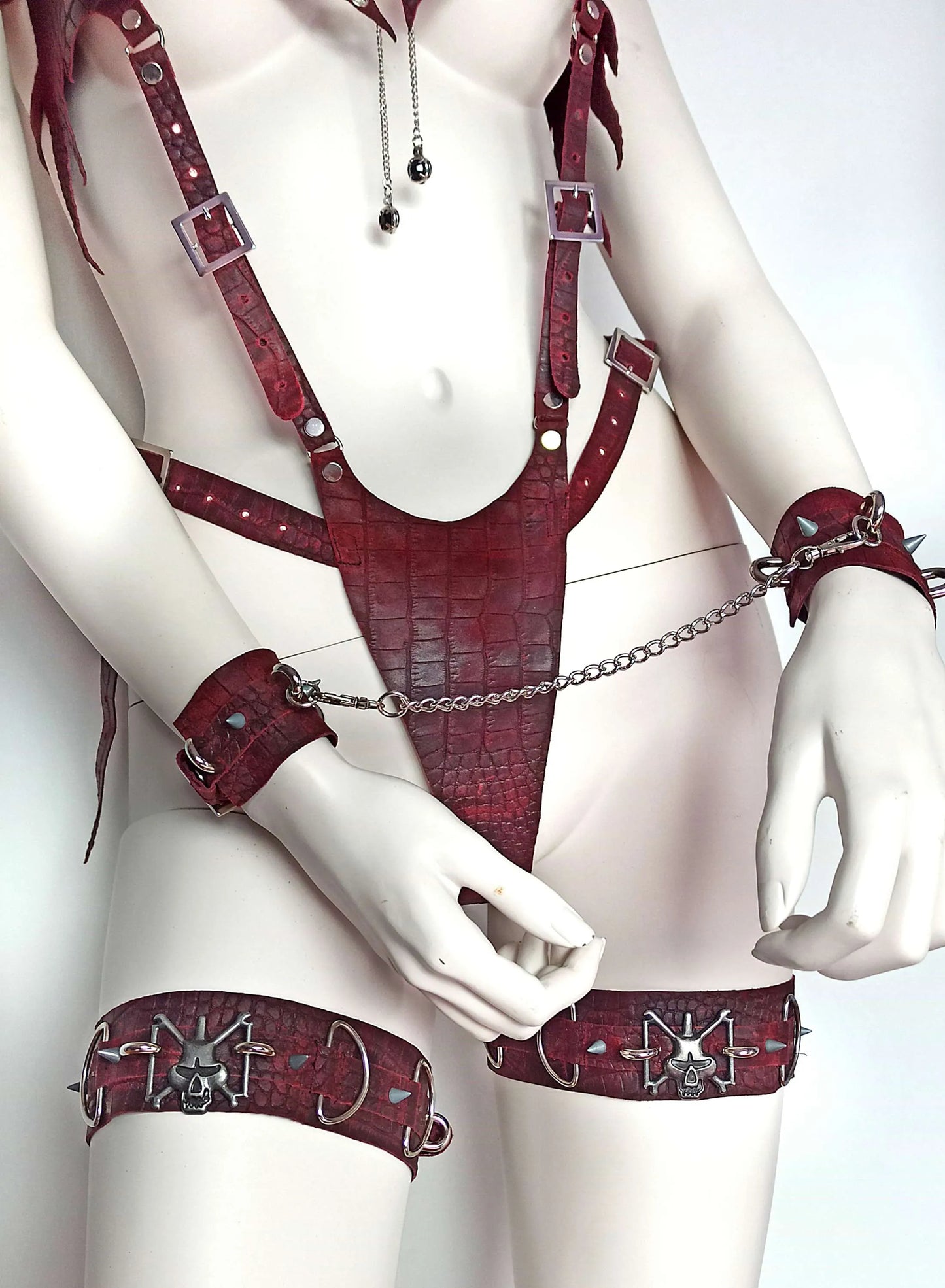 Lingerie gothique BDSM en cuir véritable effet écailles de dragon. Ensemble fait main avec ras de cou, menottes, jarretières et sangles ajustables. Bordeaux & noir