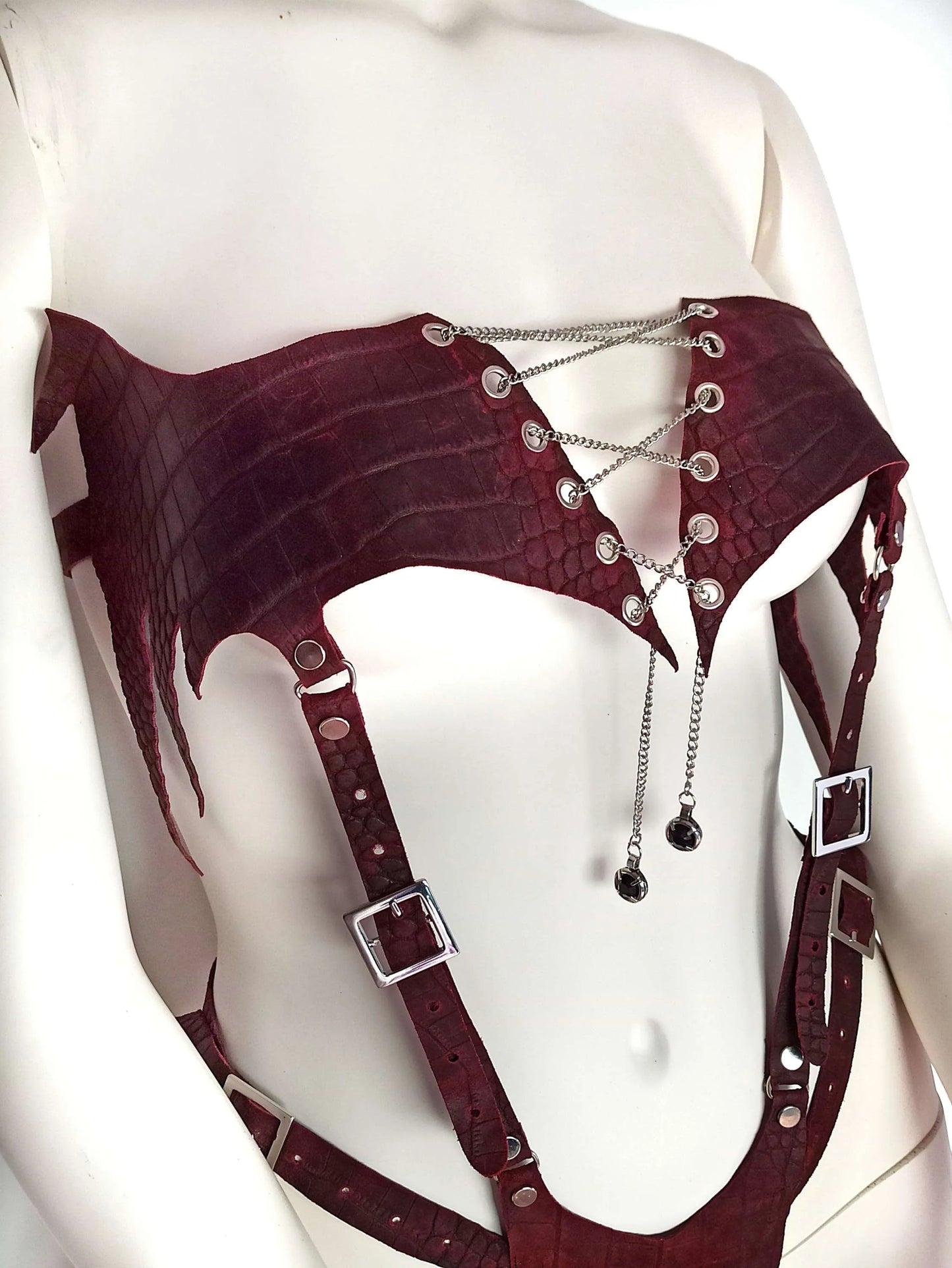 Lingerie gothique BDSM en cuir véritable effet écailles de dragon. Ensemble fait main avec ras de cou, menottes, jarretières et sangles ajustables. Bordeaux & noir