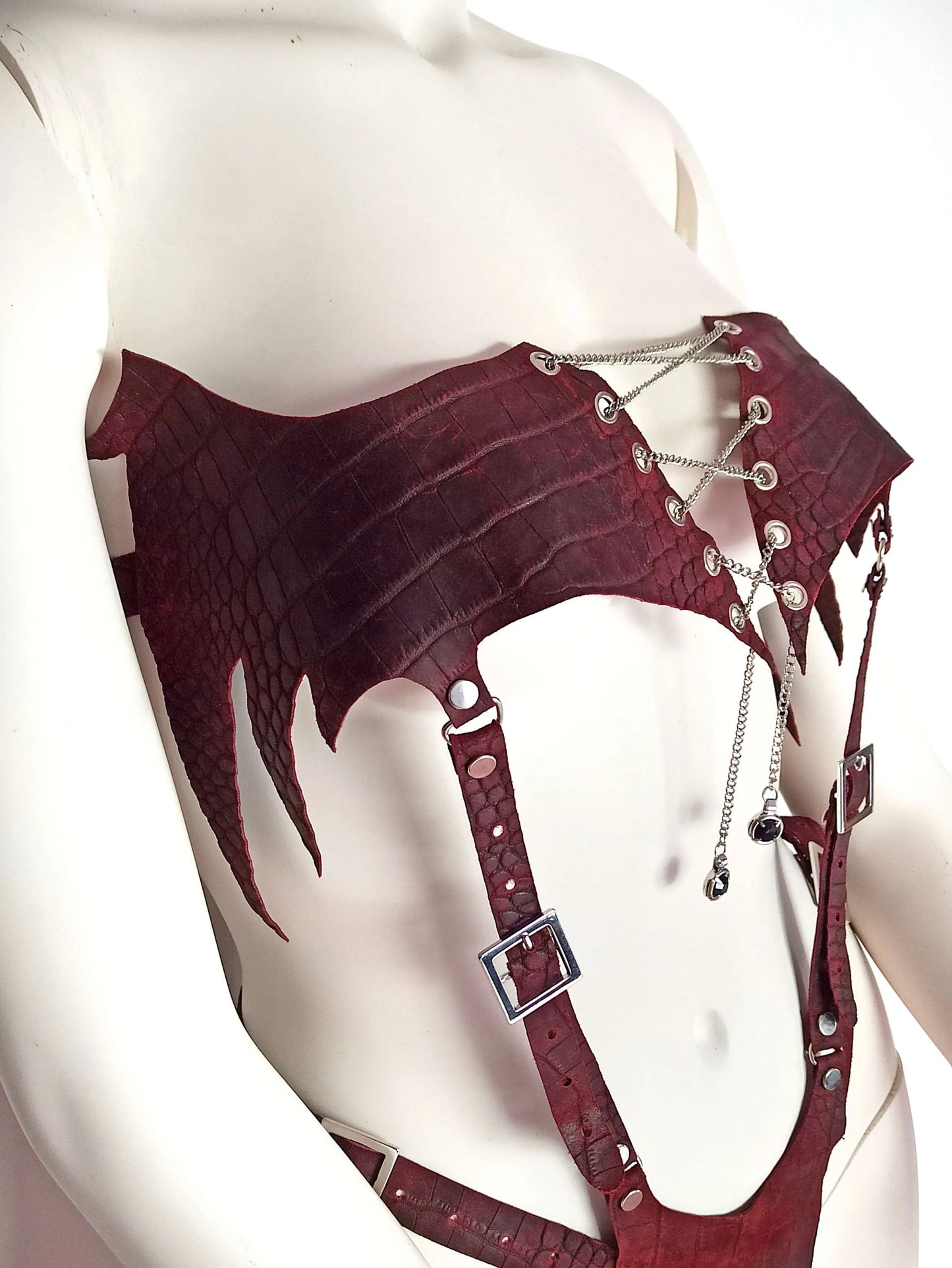 Lingerie gothique BDSM en cuir véritable effet écailles de dragon. Ensemble fait main avec ras de cou, menottes, jarretières et sangles ajustables. Bordeaux & noir