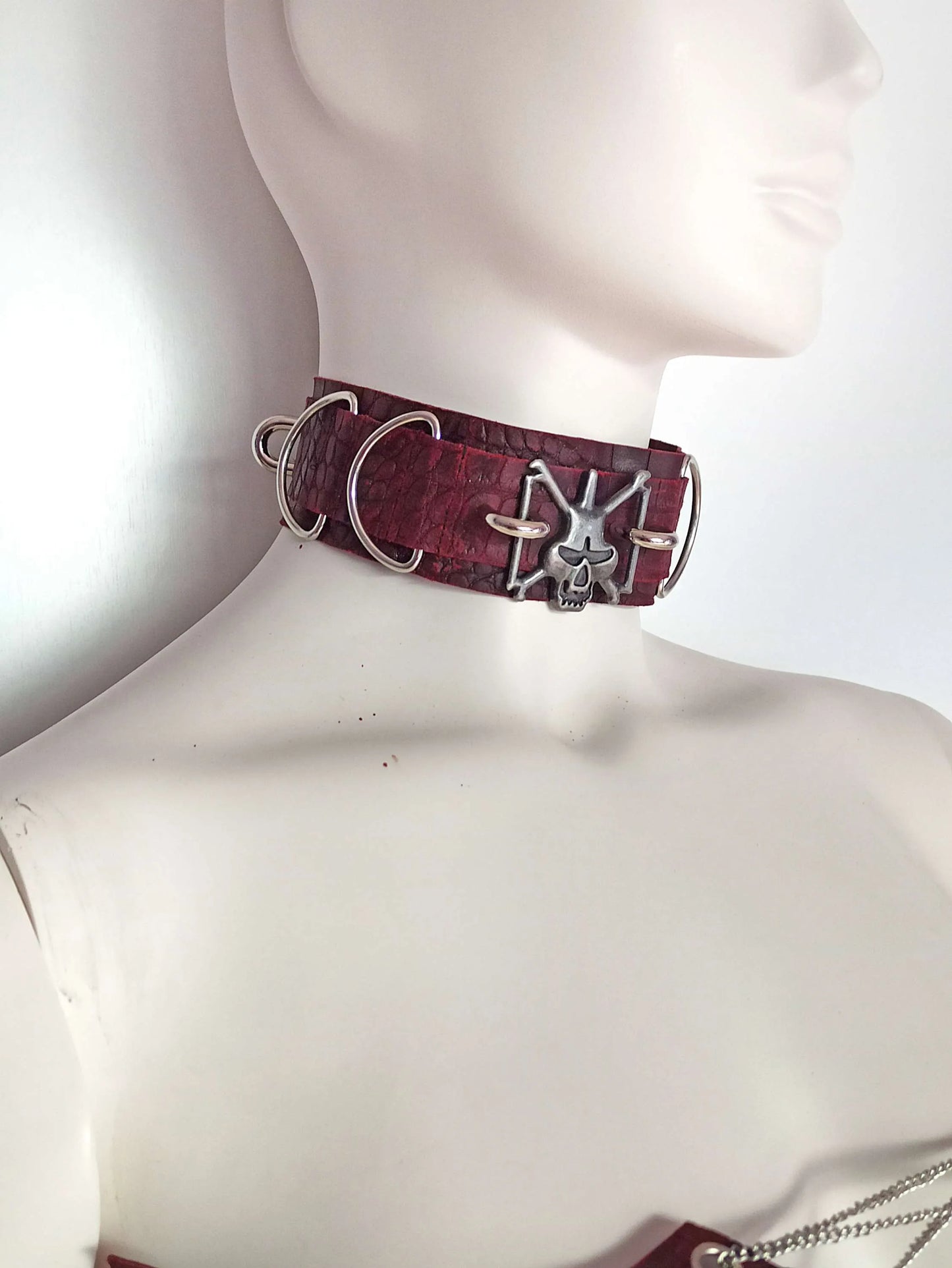 Lingerie gothique BDSM en cuir véritable effet écailles de dragon. Ensemble fait main avec ras de cou, menottes, jarretières et sangles ajustables. Bordeaux & noir