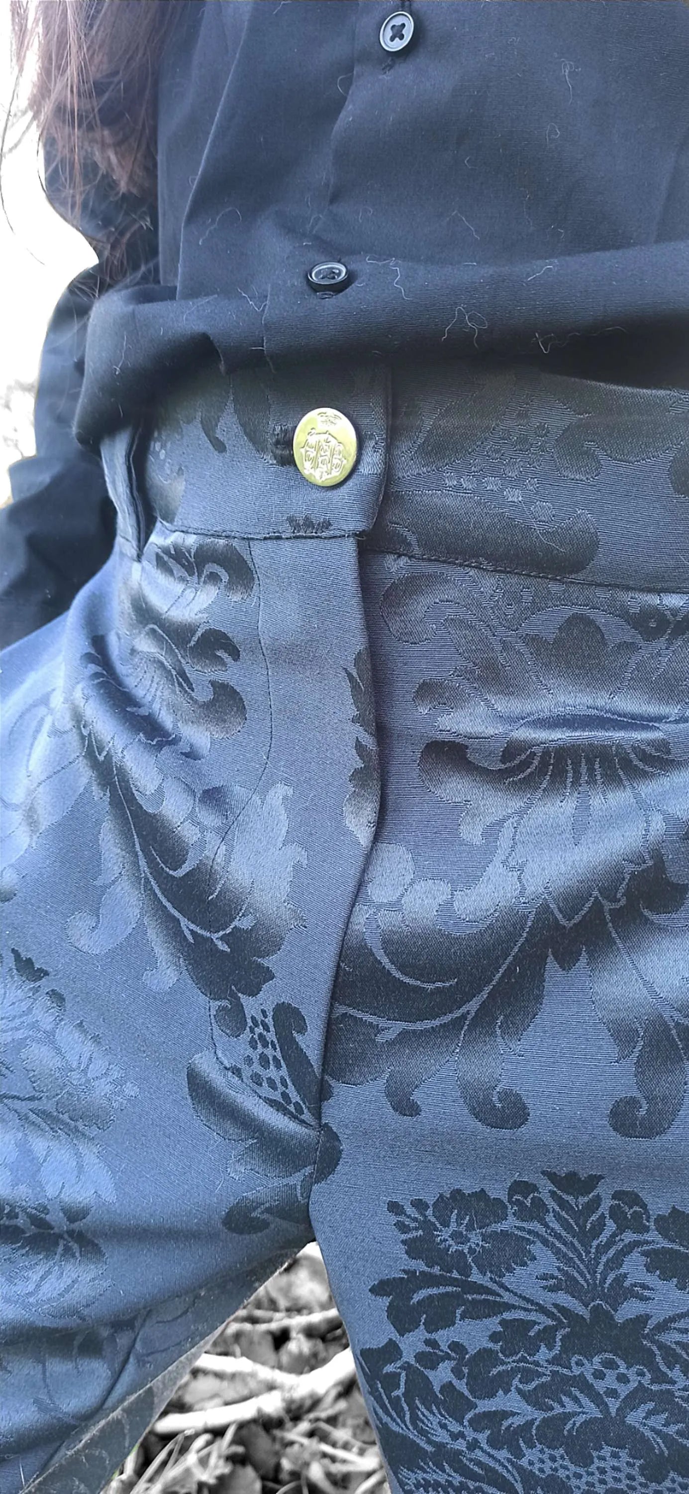 Pantalon gothique en jacquard bleu nuit à arabesques – fait main, élégant et confortable