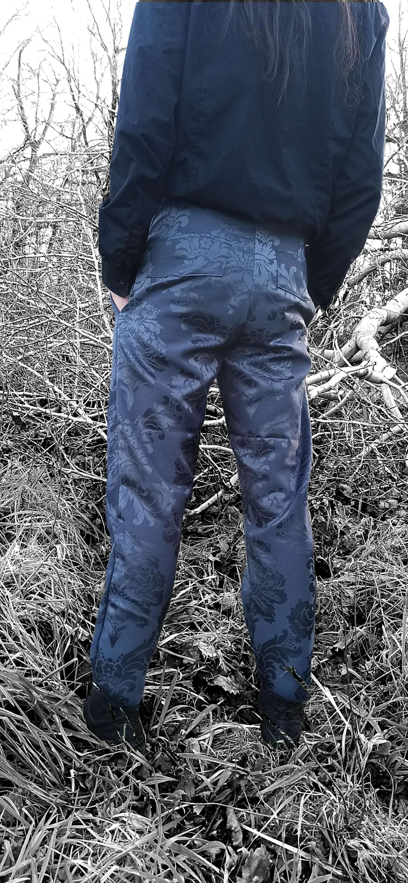 Pantalon gothique en jacquard bleu nuit à arabesques – fait main, élégant et confortable