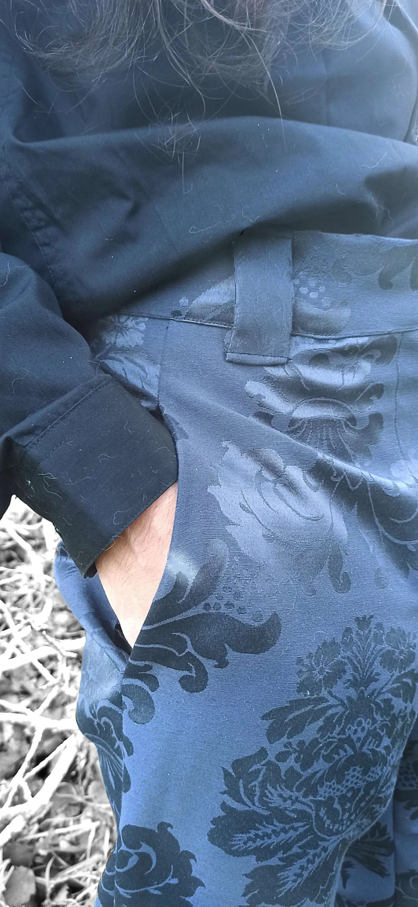 Pantalon gothique en jacquard bleu nuit à arabesques – fait main, élégant et confortable
