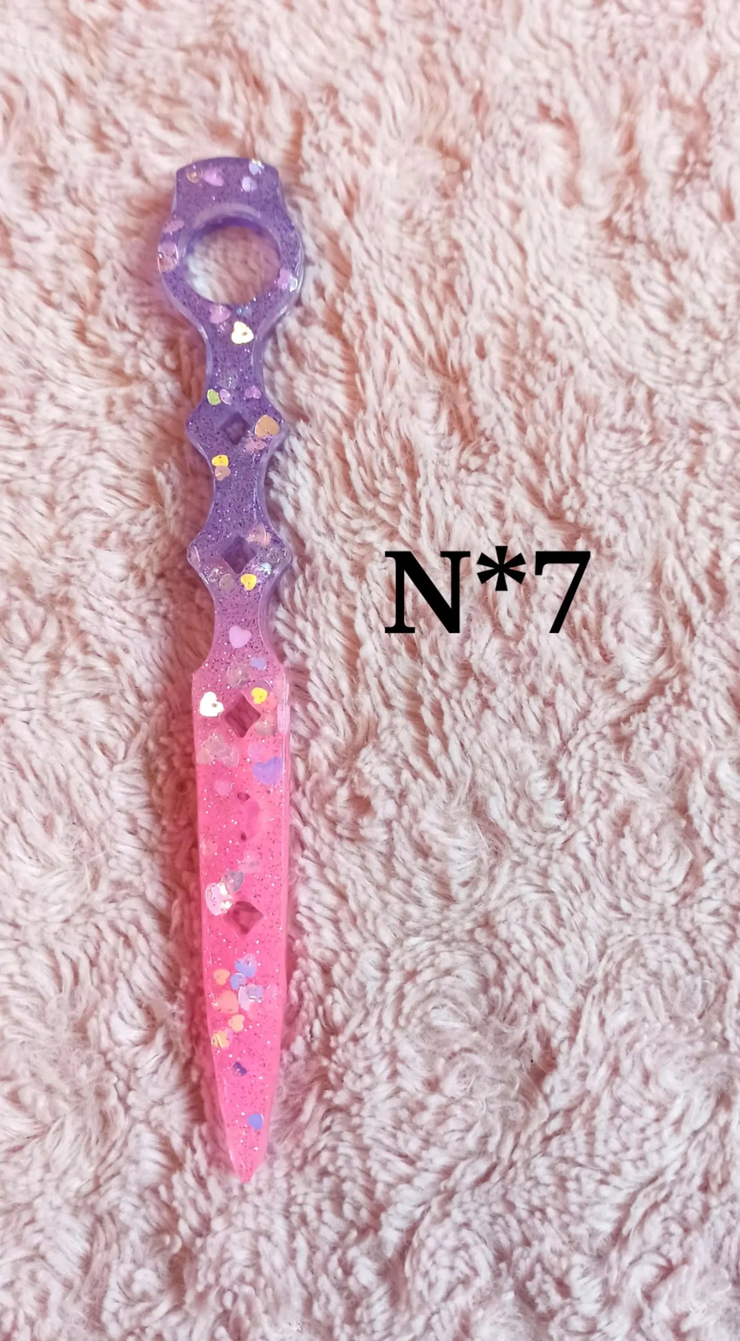 Porte clés self defense kawaii rose et violet fait main en résine