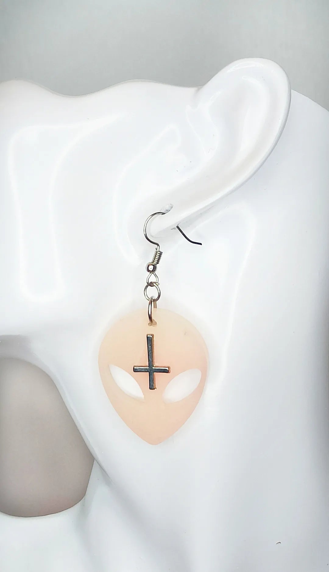 Boucle d'oreilles pastel goth beige Alien avec croix "Dead Alien"