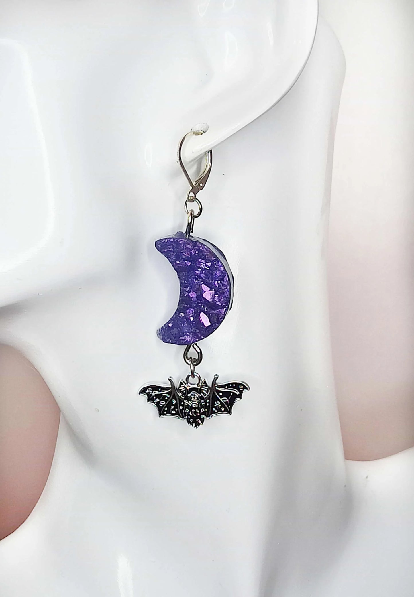 Boucles d'oreilles gothiques "Lune & Chauve-souris" en résine violette – Fermoir en argent 925 – Pièce unique, fait main