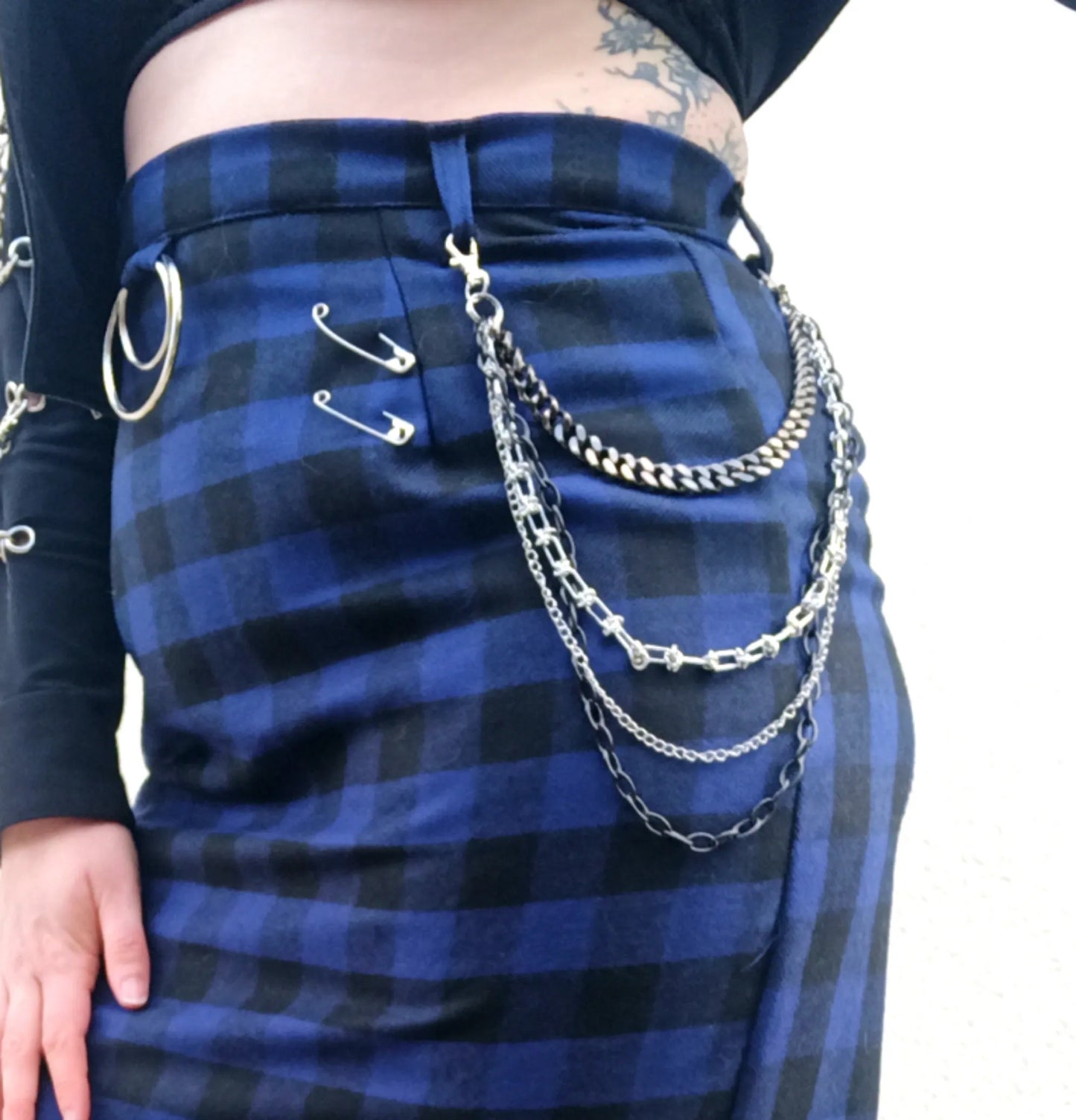 Jupe droite grunge goth en lainage bleu à carreaux noirs avec chaînes – Pièce unique faite main