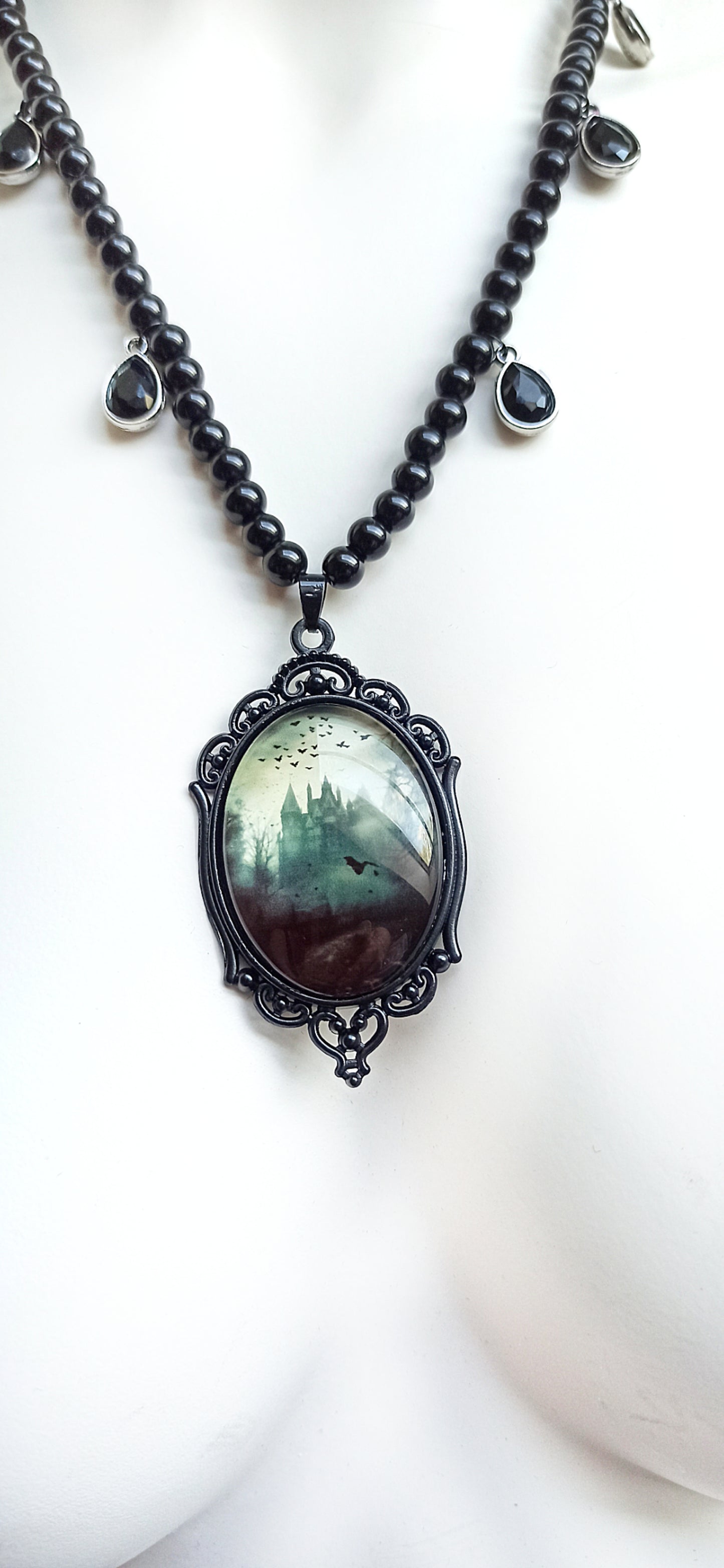 Collier de perles noires et cabochon gothique "Gothic House" fait main