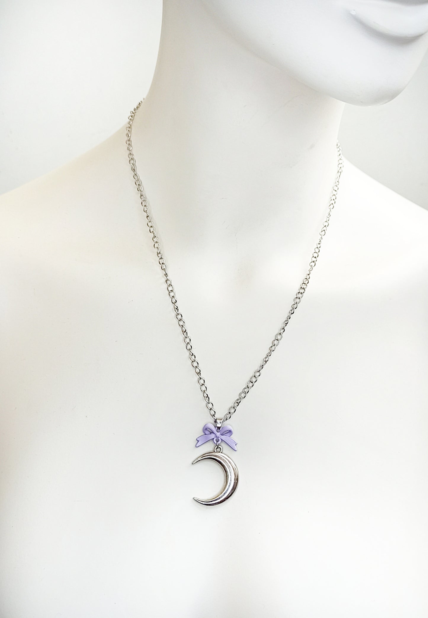 Collier kawaii lune argentée et nœud violet – Bijou pastel fait main en acier inoxydable
