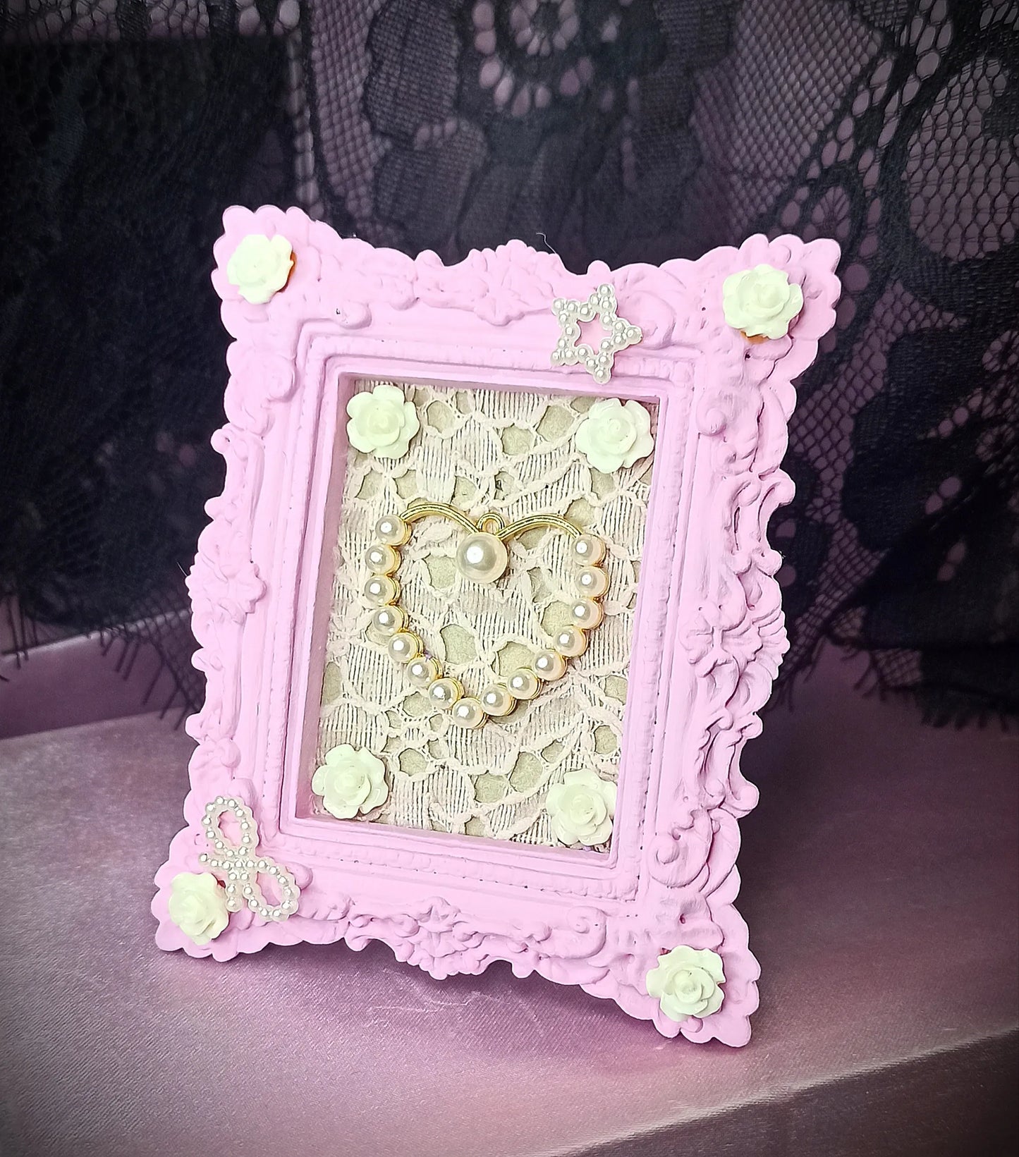 Cadre décoratif kawaii rose avec coeur, perles et roses fait main
