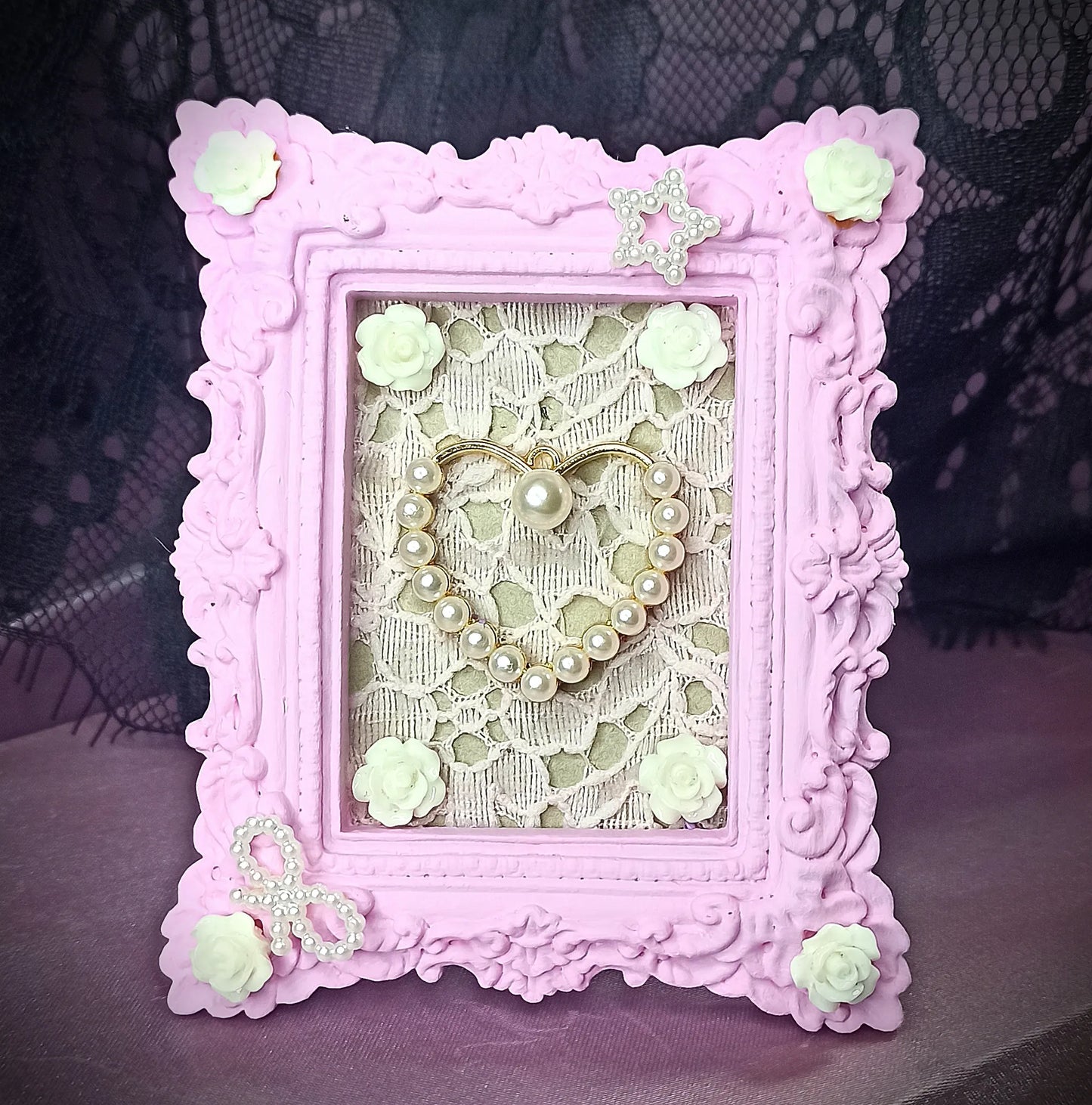 Cadre décoratif kawaii rose avec coeur, perles et roses fait main
