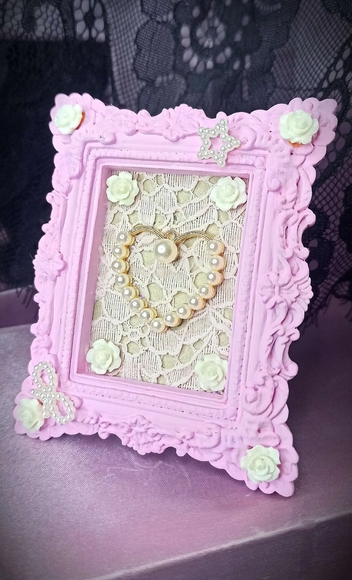 Cadre décoratif kawaii rose avec coeur, perles et roses fait main