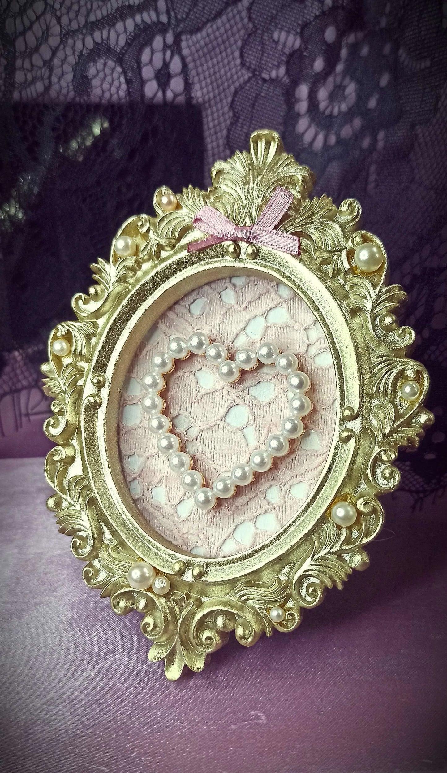 Cadre décoratif kawaii or et rose avec coeur, noeud et perles fait main