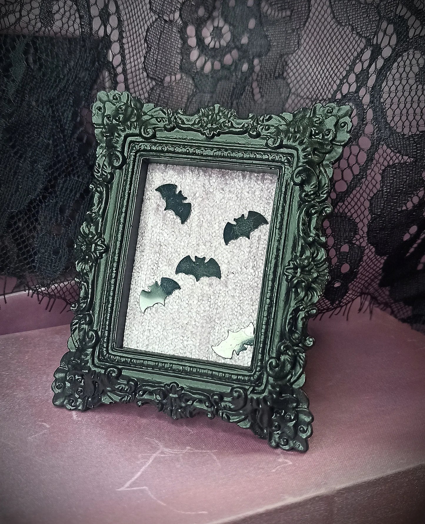 Cadre décoratif pastel gothique noir et violet fait main avec chauve-souris