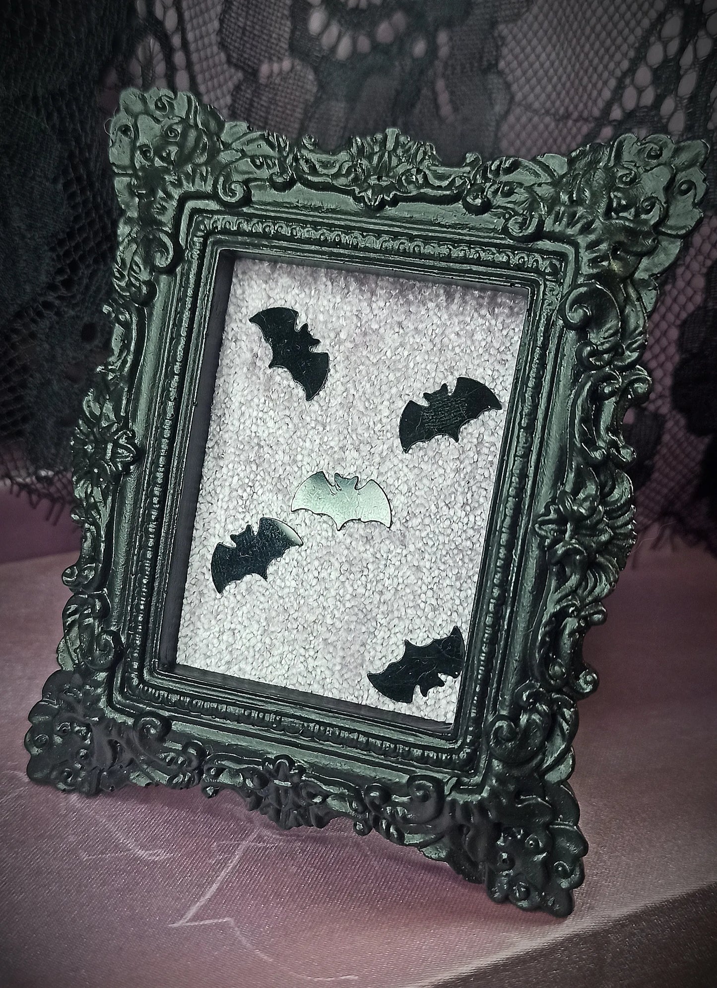 Cadre décoratif pastel gothique noir et violet fait main avec chauve-souris