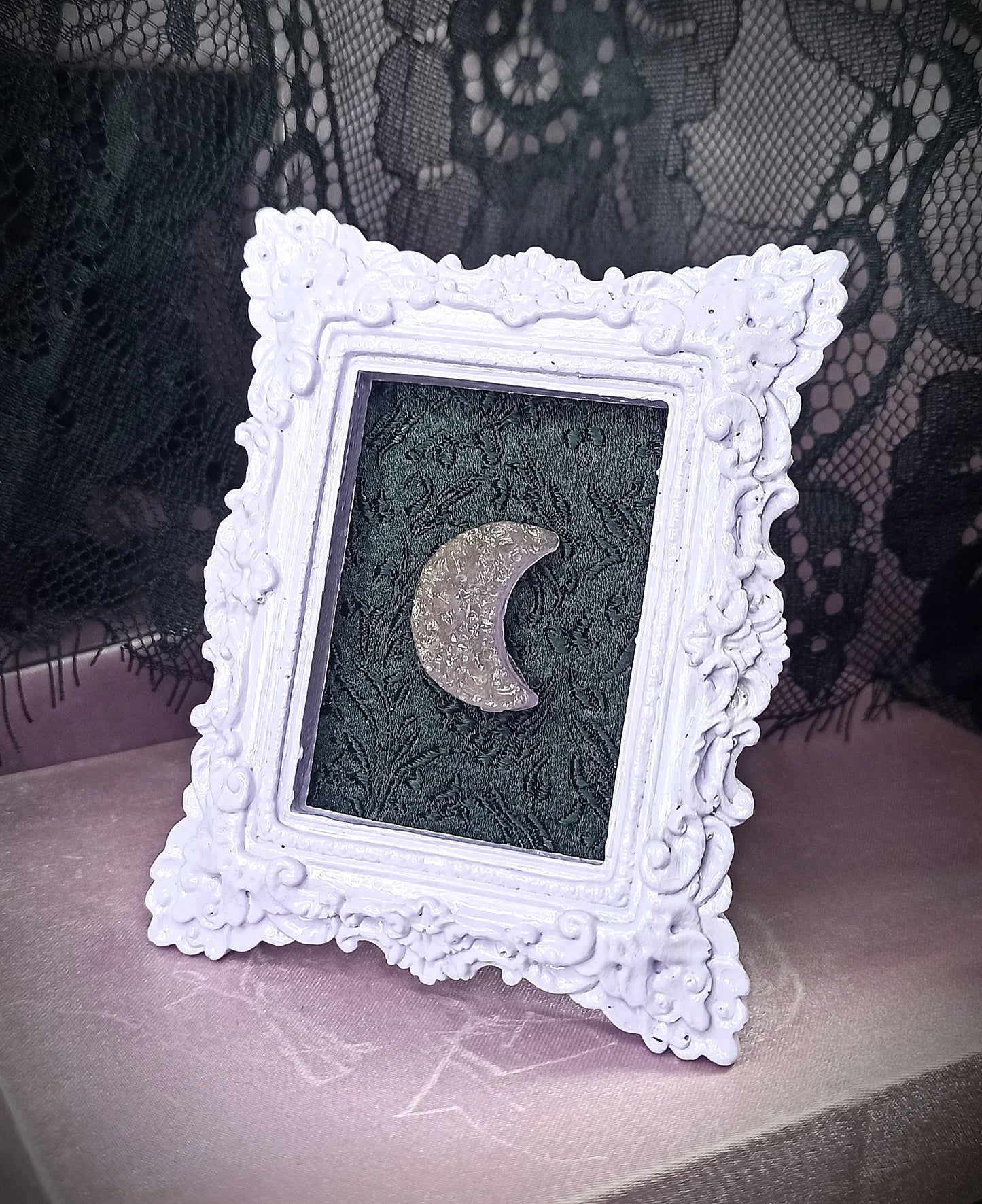 Cadre décoratif pastel goth violet et noir avec lune violette fait main