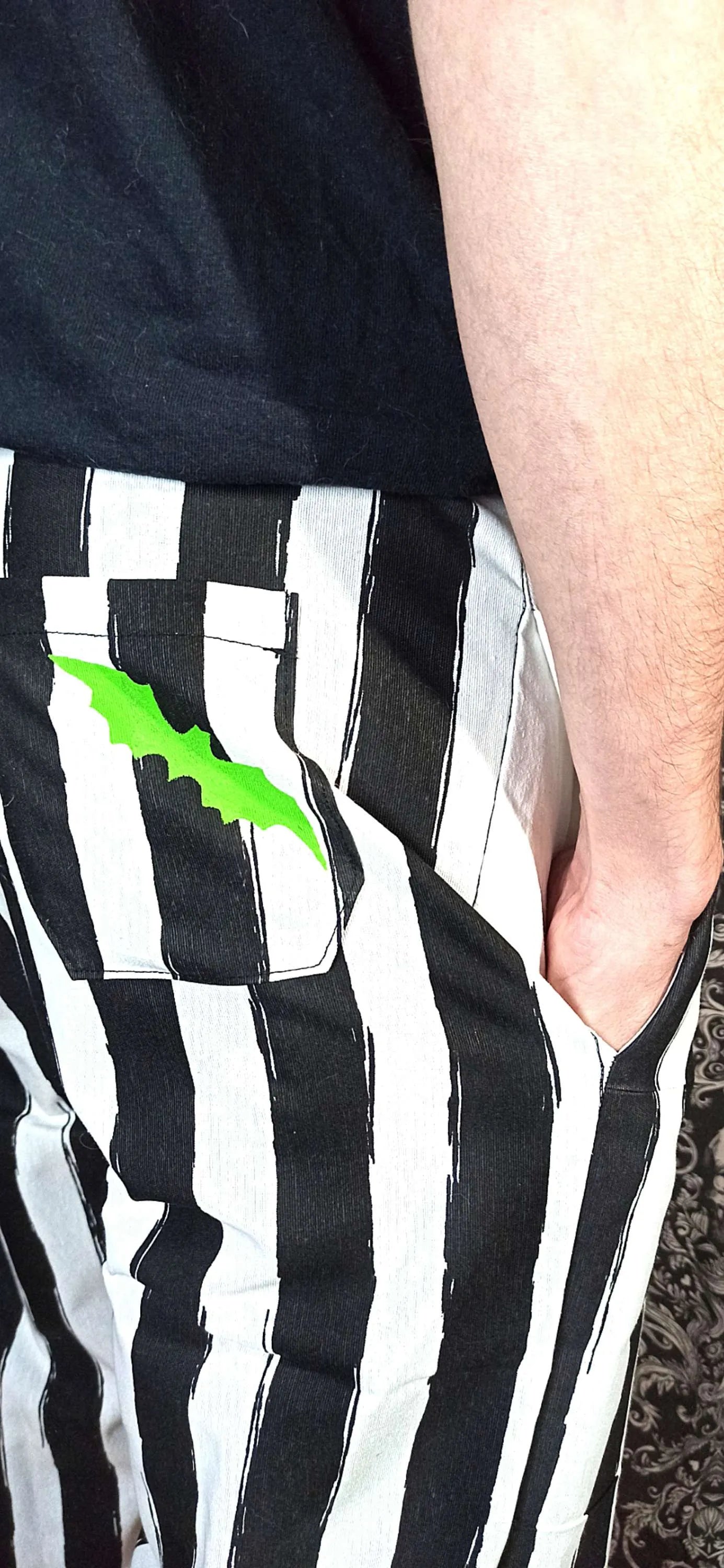 Bermuda gothique fait main en coton rayé noir et blanc avec motifs chauves-souris vertes inspirés de Beetlejuice