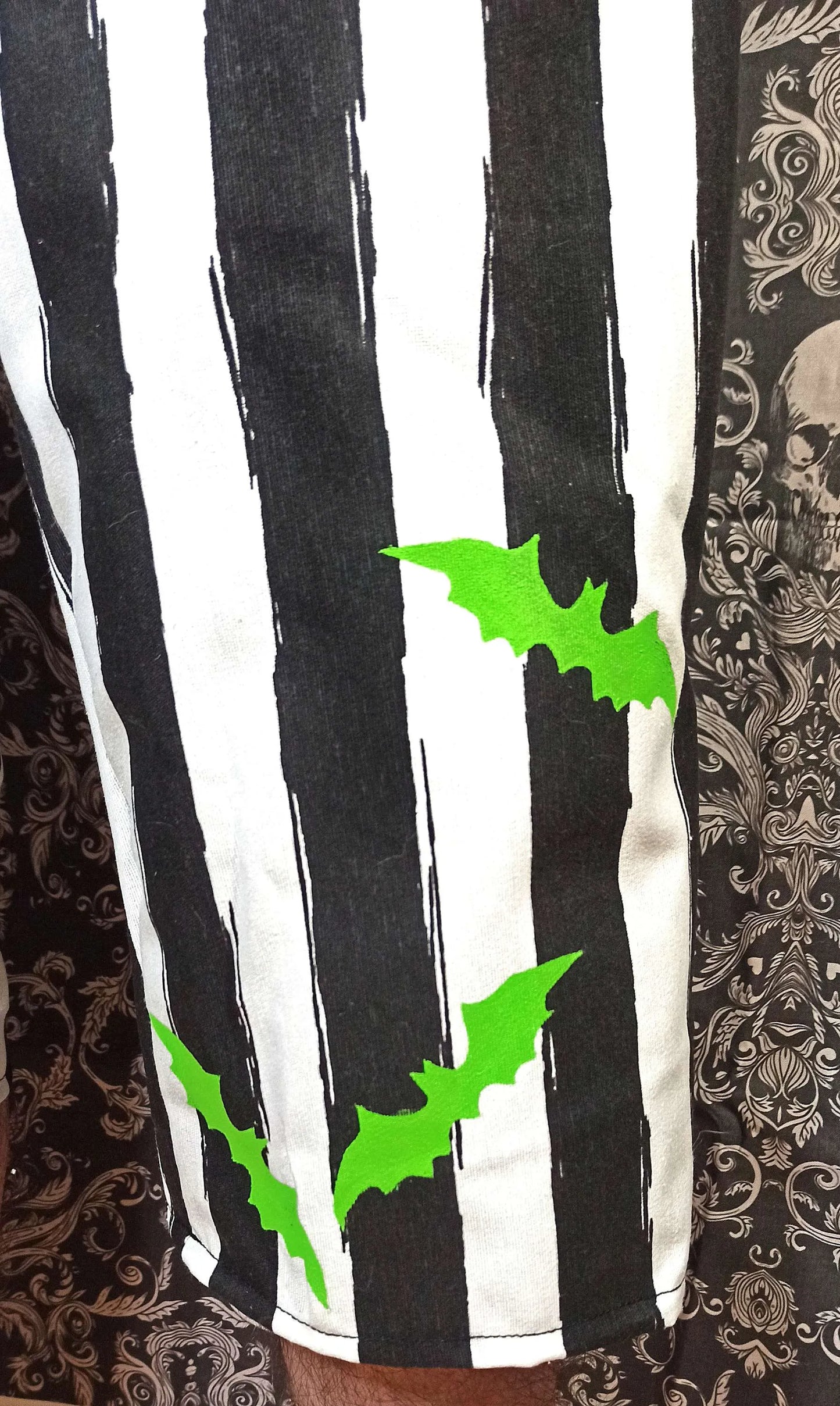Bermuda gothique fait main en coton rayé noir et blanc avec motifs chauves-souris vertes inspirés de Beetlejuice