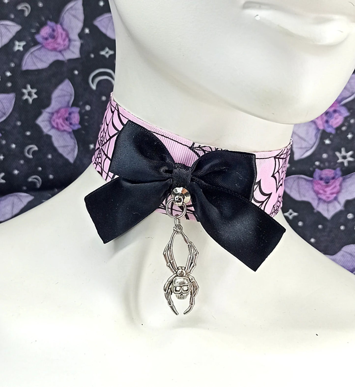 Ras de cou pastel goth rose et noir avec noeud et araignée "Spider Web" fait main