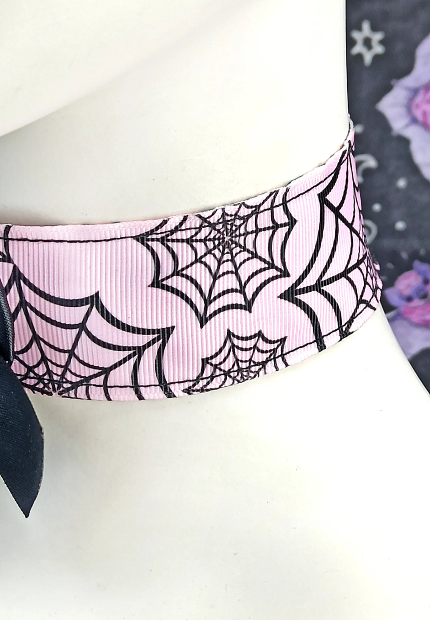 Ras de cou pastel goth rose et noir avec noeud et araignée "Spider Web" fait main