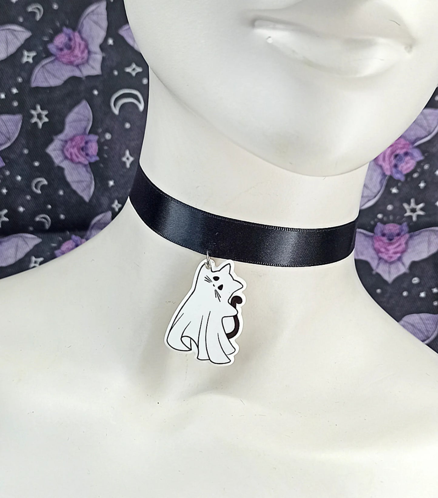 Ras de cou pastel goth "Ghost Cat" – Ras de cou en satin noir avec pendentif chat fantôme