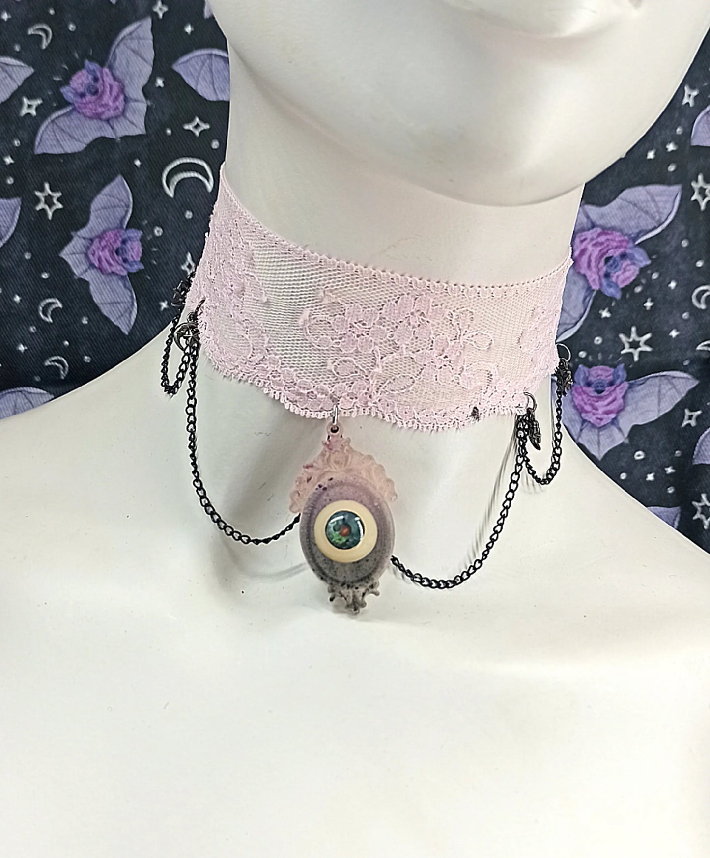 Ras de cou pastel goth oeil en dentelle rose et chaines "See you" fait main