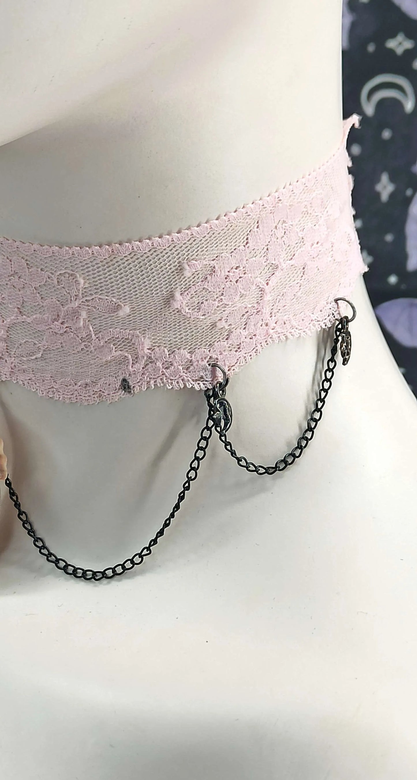 Ras de cou pastel goth oeil en dentelle rose et chaines "See you" fait main