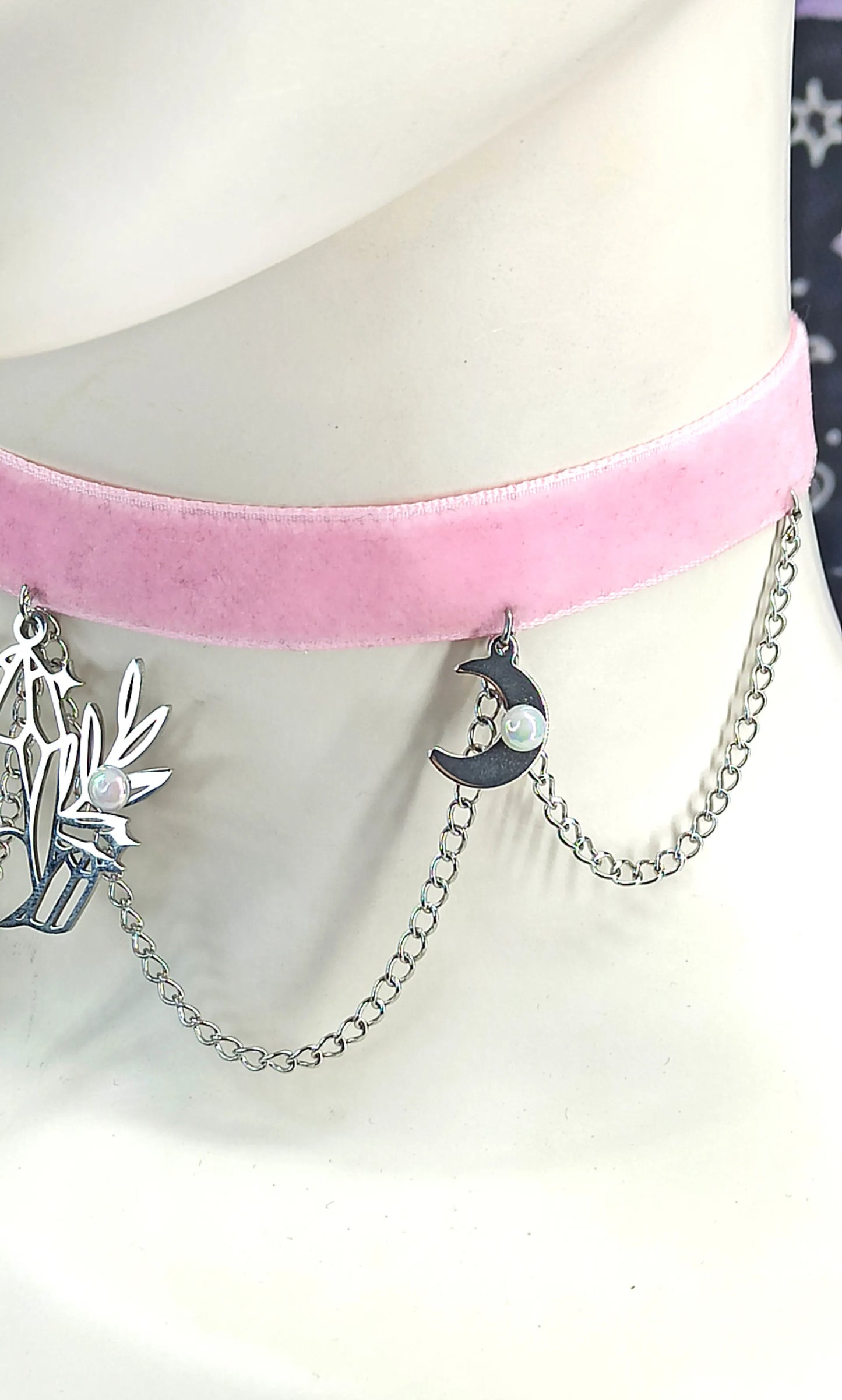 Ras de cou velours rose avec cristaux, lunes et chaines "Moon Cristal"