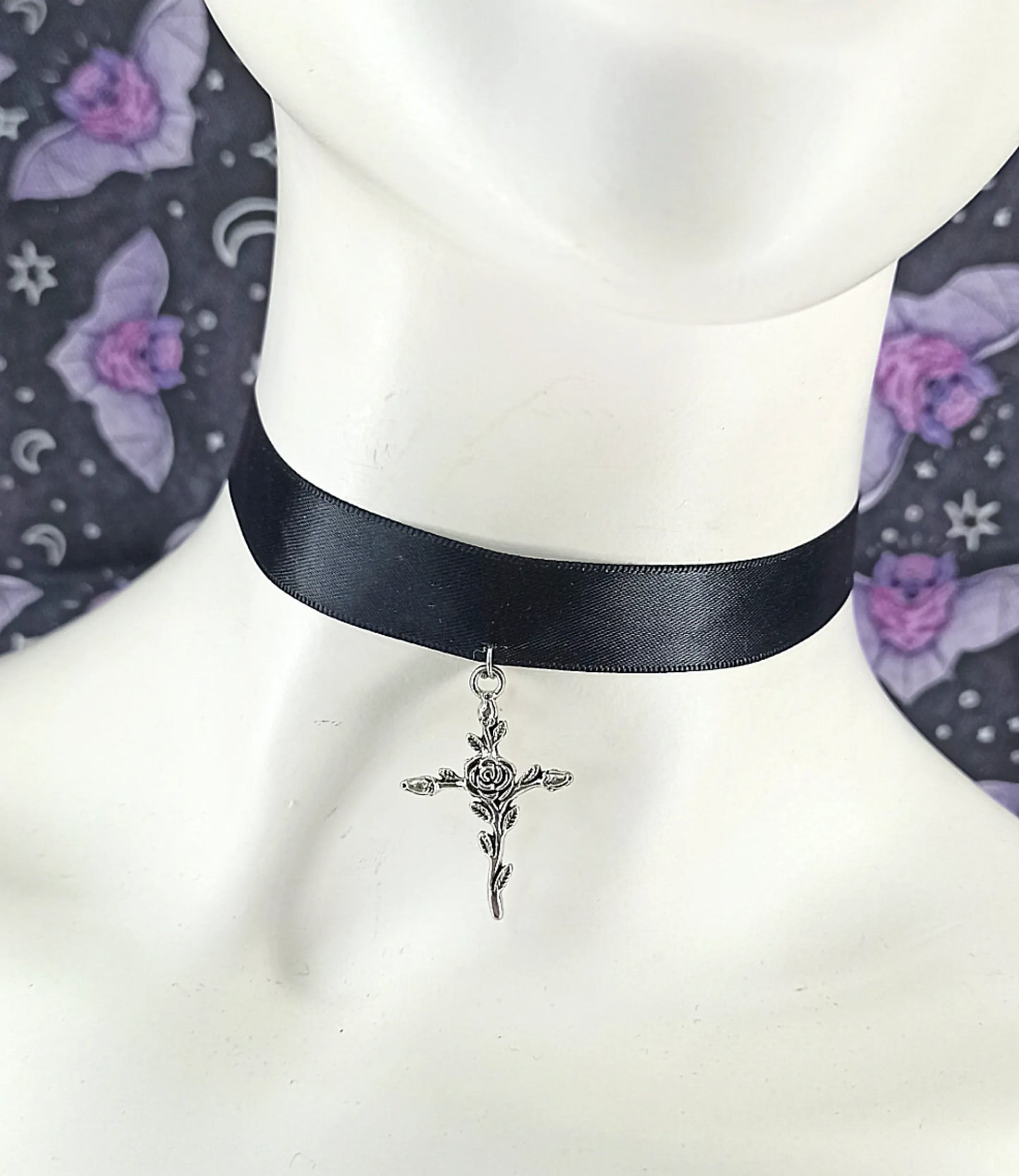 Ras de cou gothique en satin noir avec croix et rose centrale – fait main, pièce unique