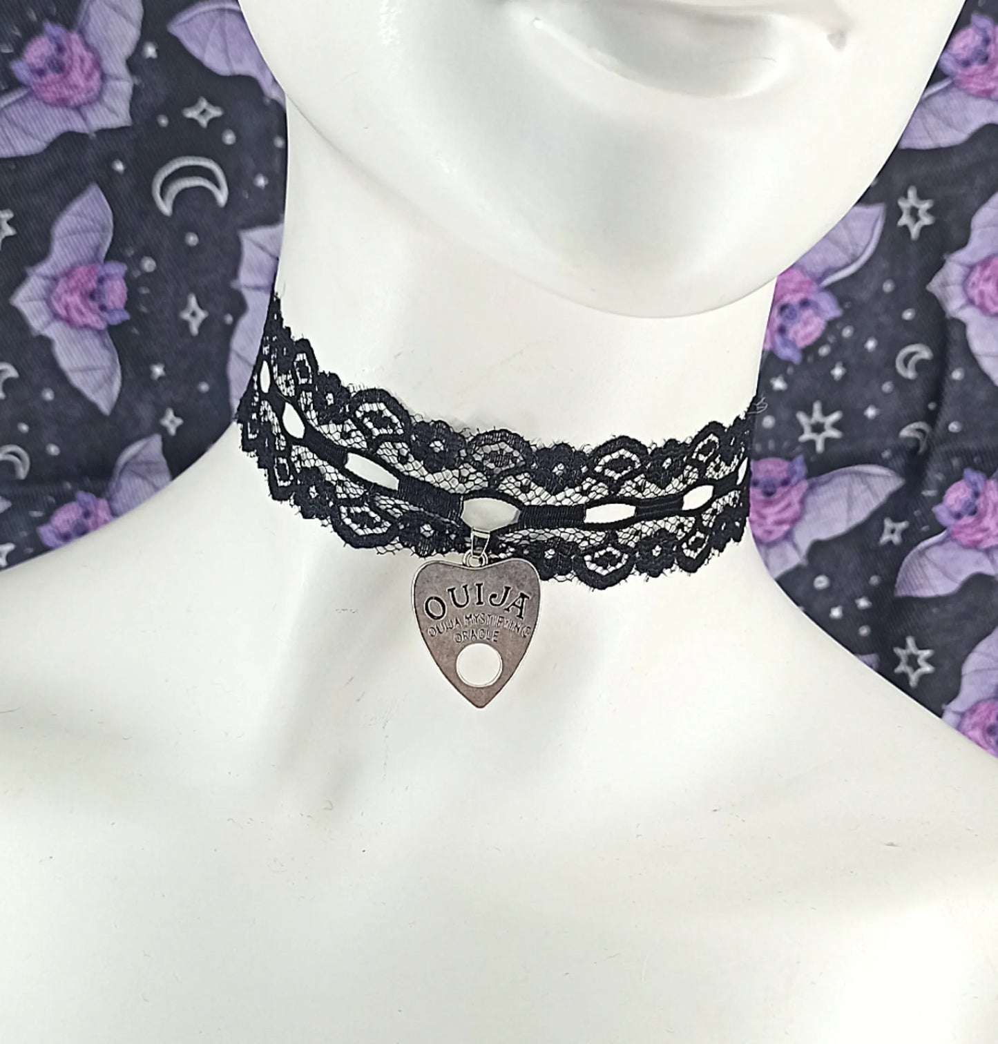Ras de cou gothique en dentelle noire avec pendentif ouija – tour de cou witchy fait main