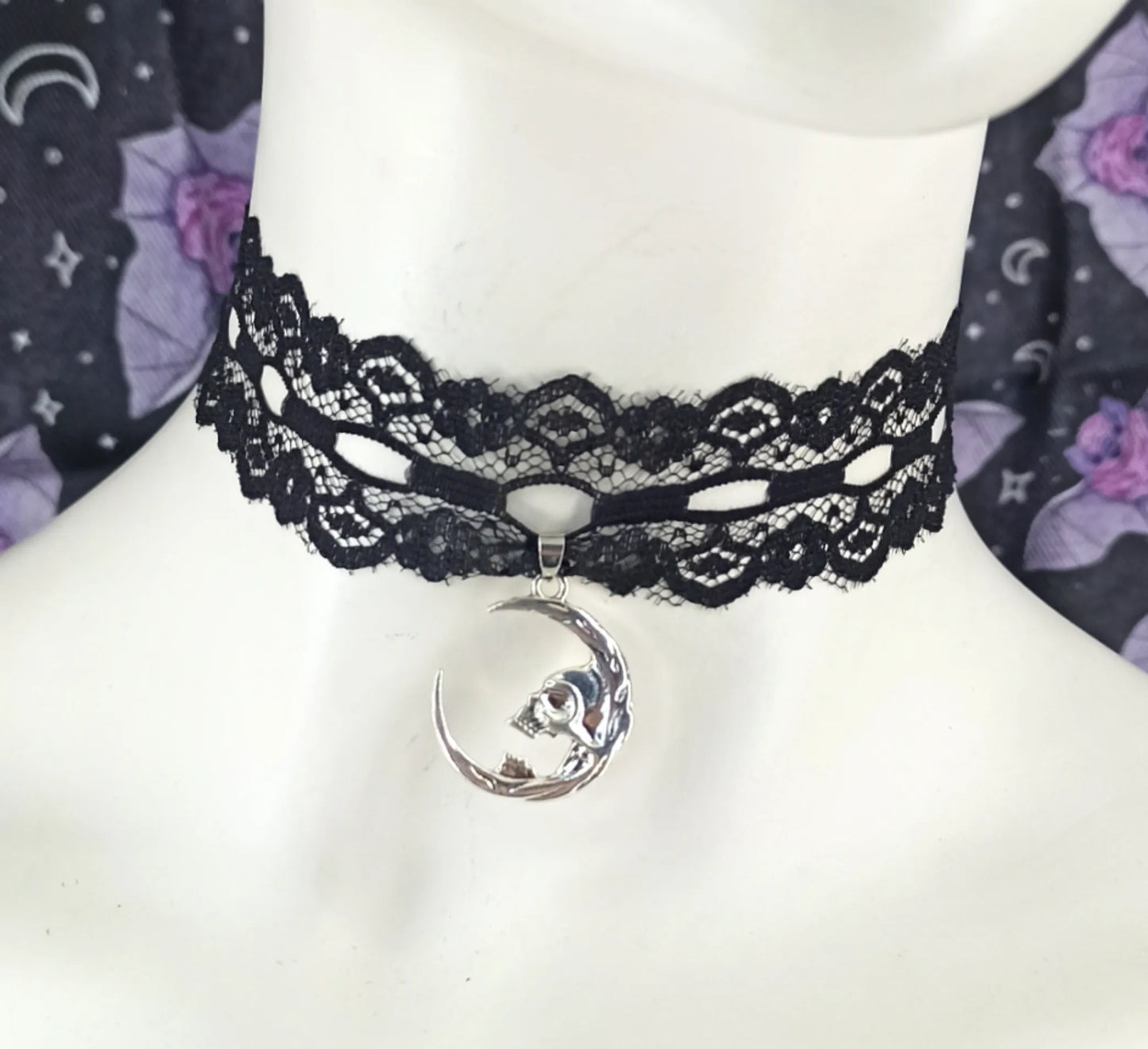 Ras de cou gothique en dentelle noire avec croissant de lune effrayant – Fait main
