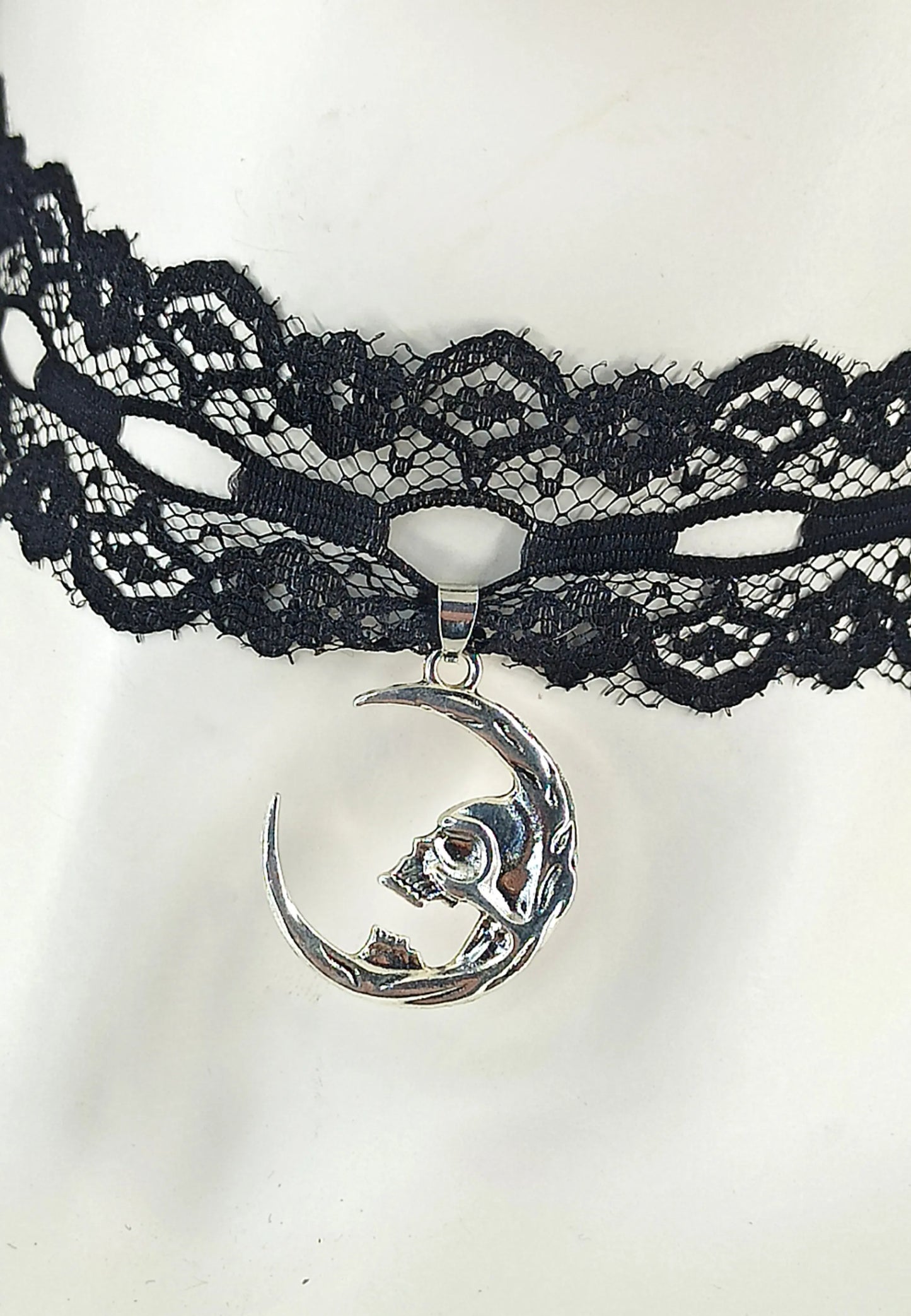 Ras de cou gothique en dentelle noire avec croissant de lune effrayant – Fait main