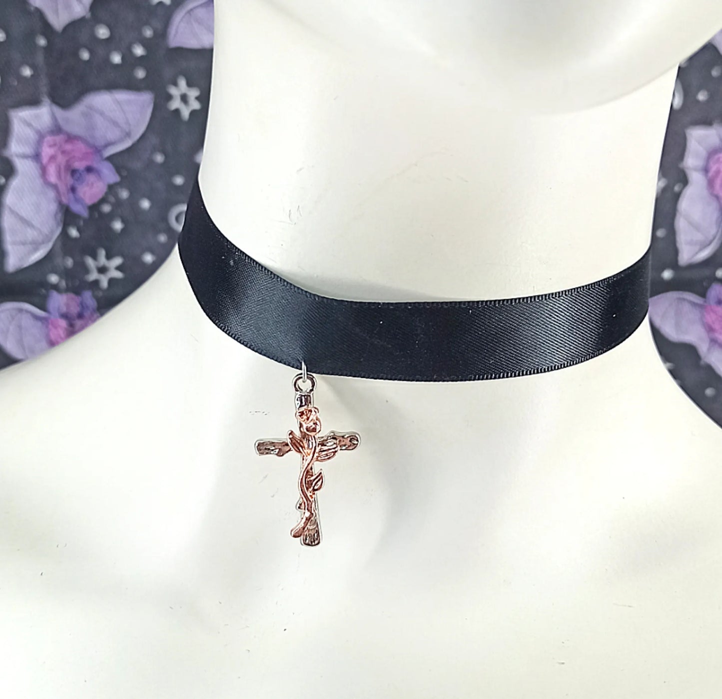 Ras de cou gothique en satin noir avec croix et rose centrale – fait main, pièce unique