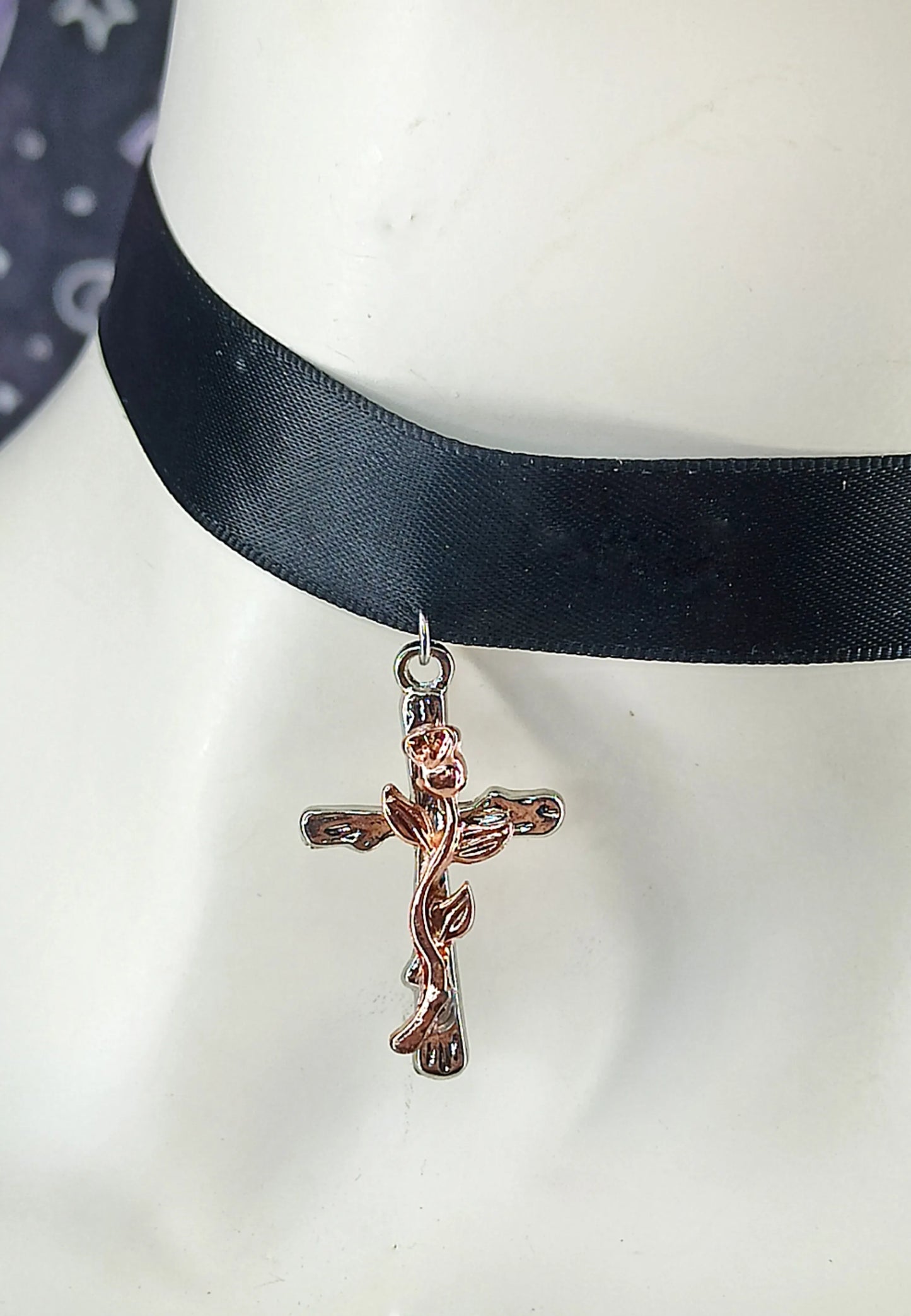Ras de cou gothique en satin noir avec croix et rose centrale – fait main, pièce unique