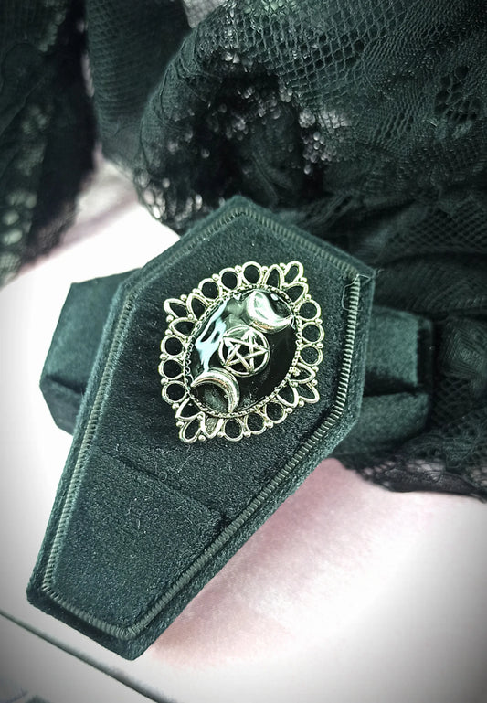 Bague gothique artisanale ajustable ornée d’un charm triple lune et pentacle figé dans de la résine