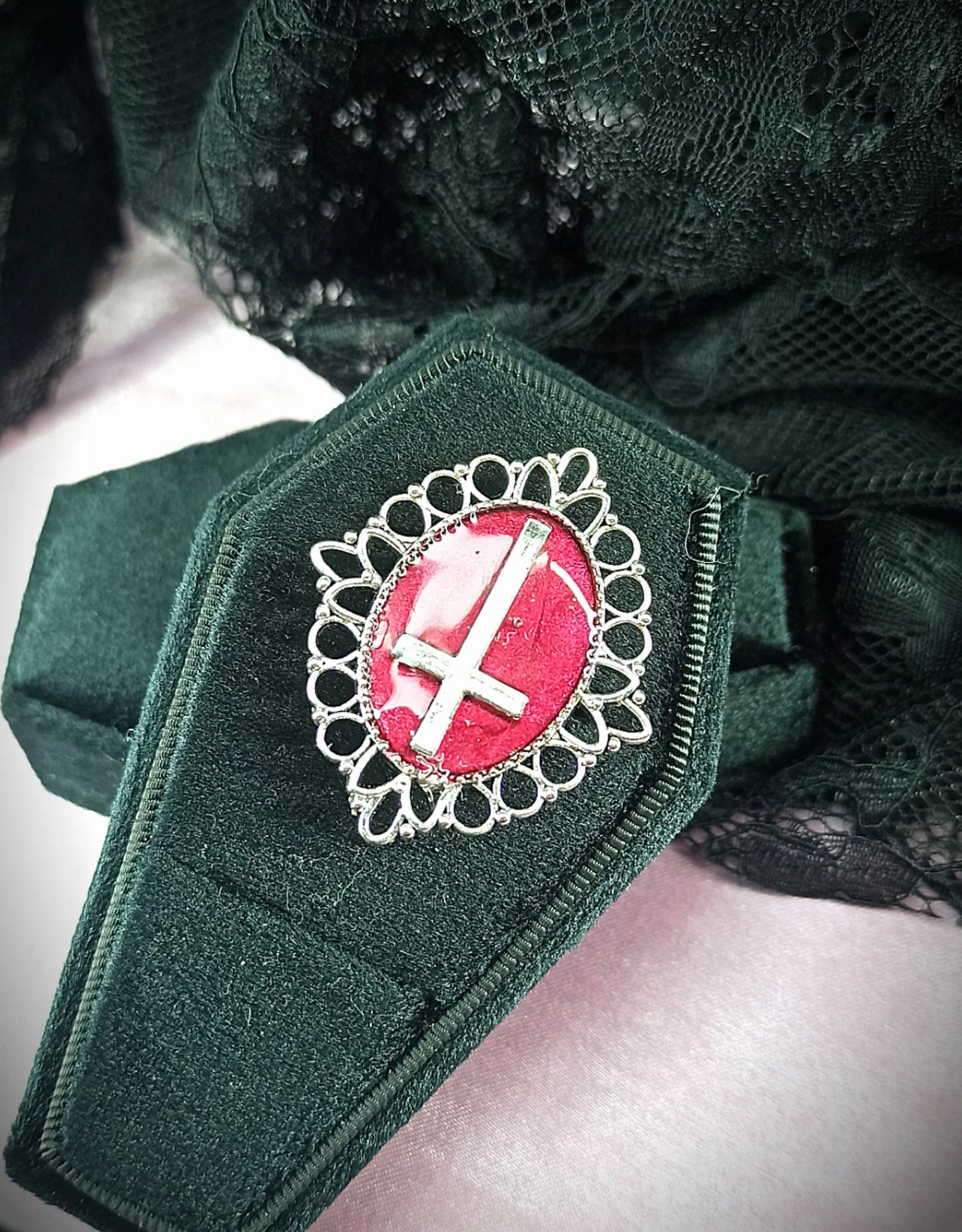 Bague gothique ajustable – Croix inversée sur fond bordeaux vampire