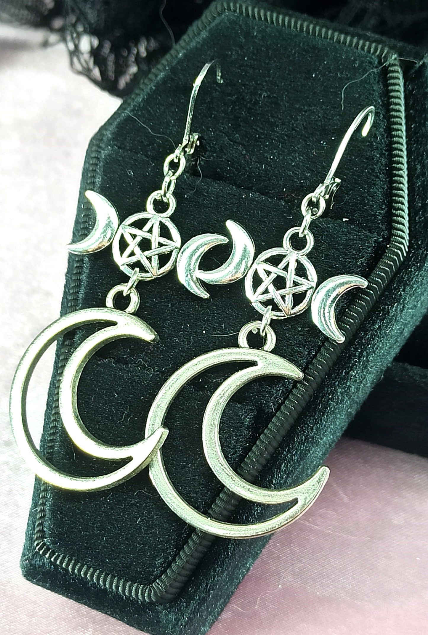Boucles d’oreilles gothiques triple lune avec pentacle et croissant – Fait main, acier inoxydable