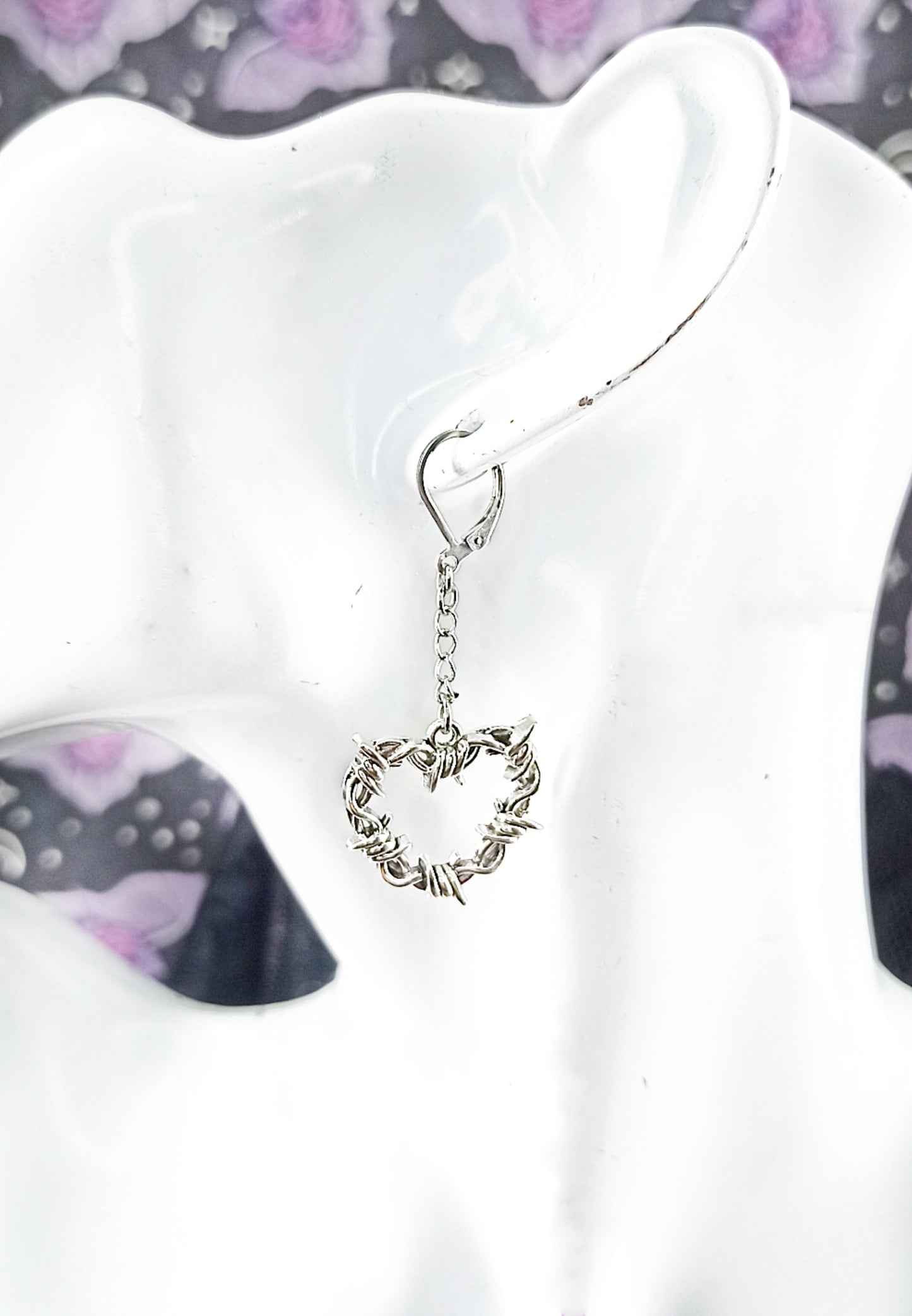 Boucles d’oreilles cœur barbelé avec chaînettes, style pastel goth. Bijou fait main, original et unique