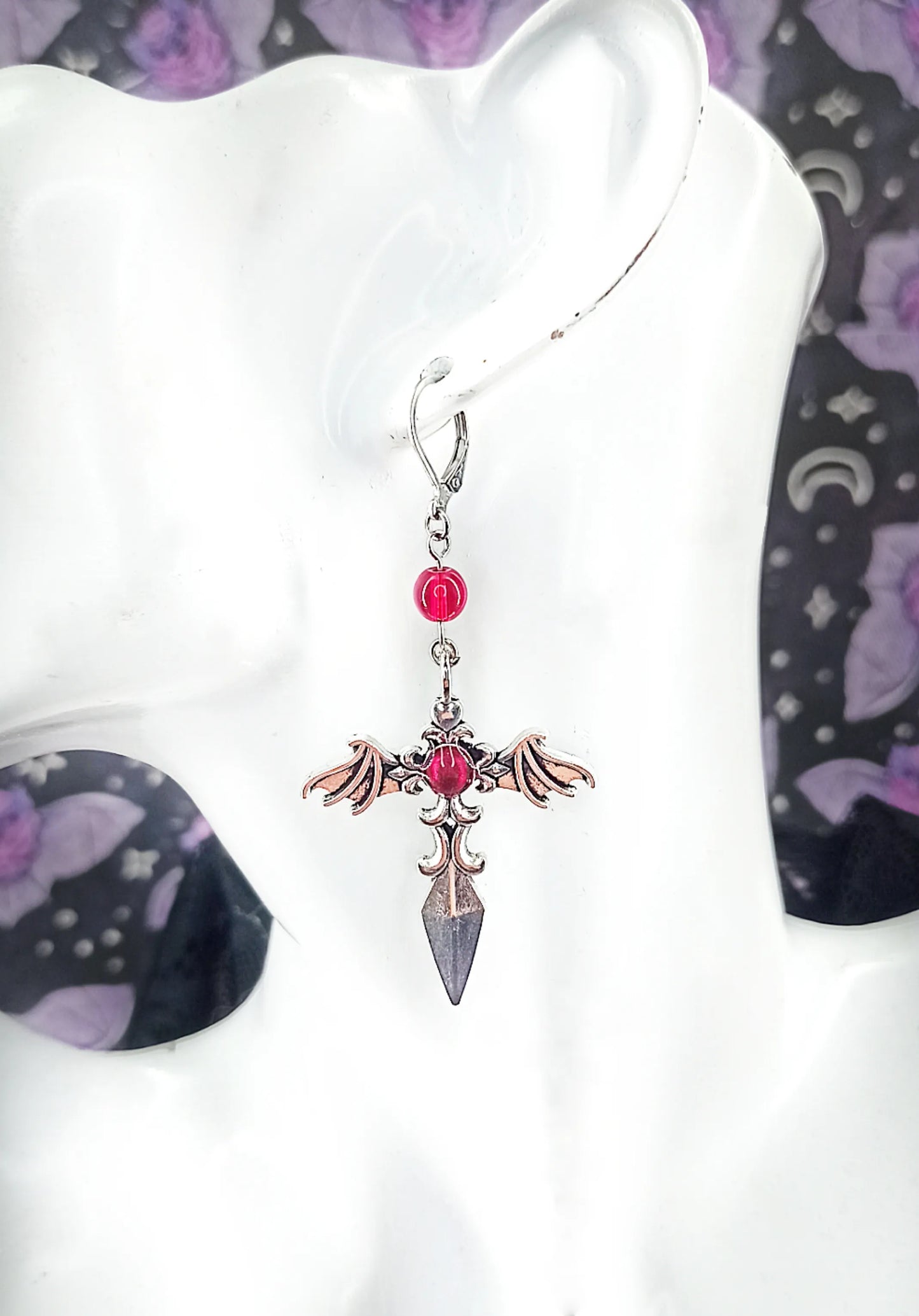 Boucles d’oreilles gothiques artisanales épée démoniaque & pierre rouge