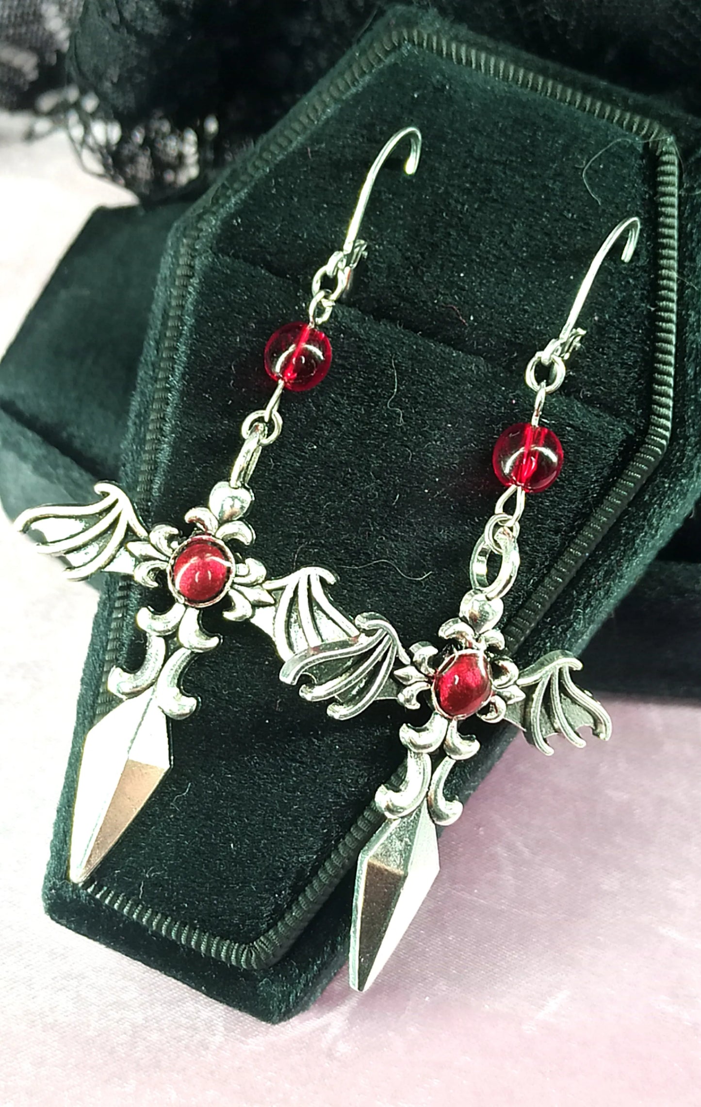 Boucles d’oreilles gothiques artisanales épée démoniaque & pierre rouge