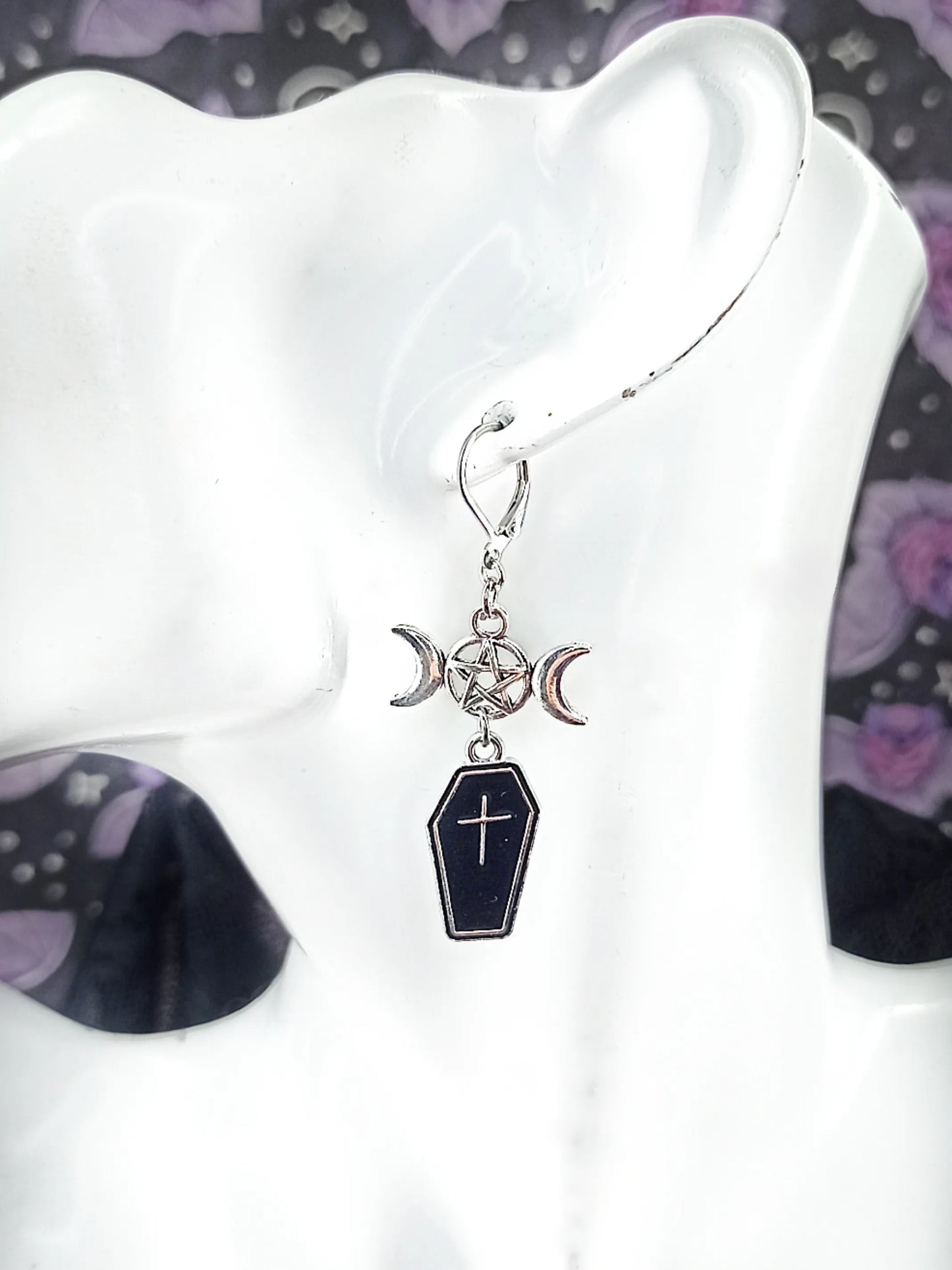 Boucles d’oreilles gothique romantique cercueil noir & triple lune pentacle – Bijou artisanal fait main