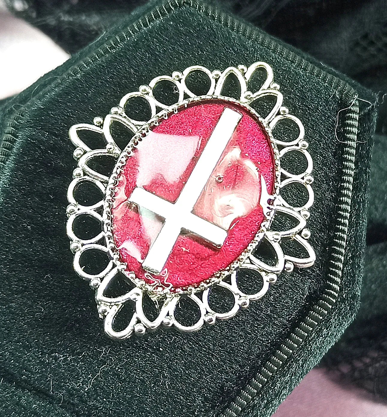 Bague gothique ajustable – Croix inversée sur fond bordeaux vampire