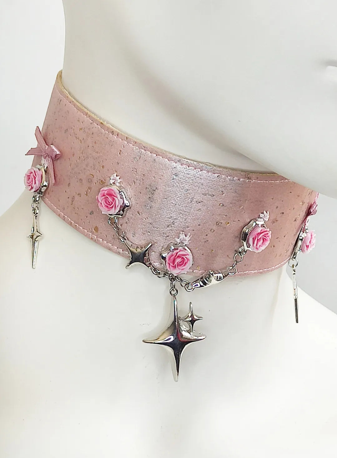 Ras de cou cuir vegan avec roses, noeuds et étoiles "Pink Star" fait main