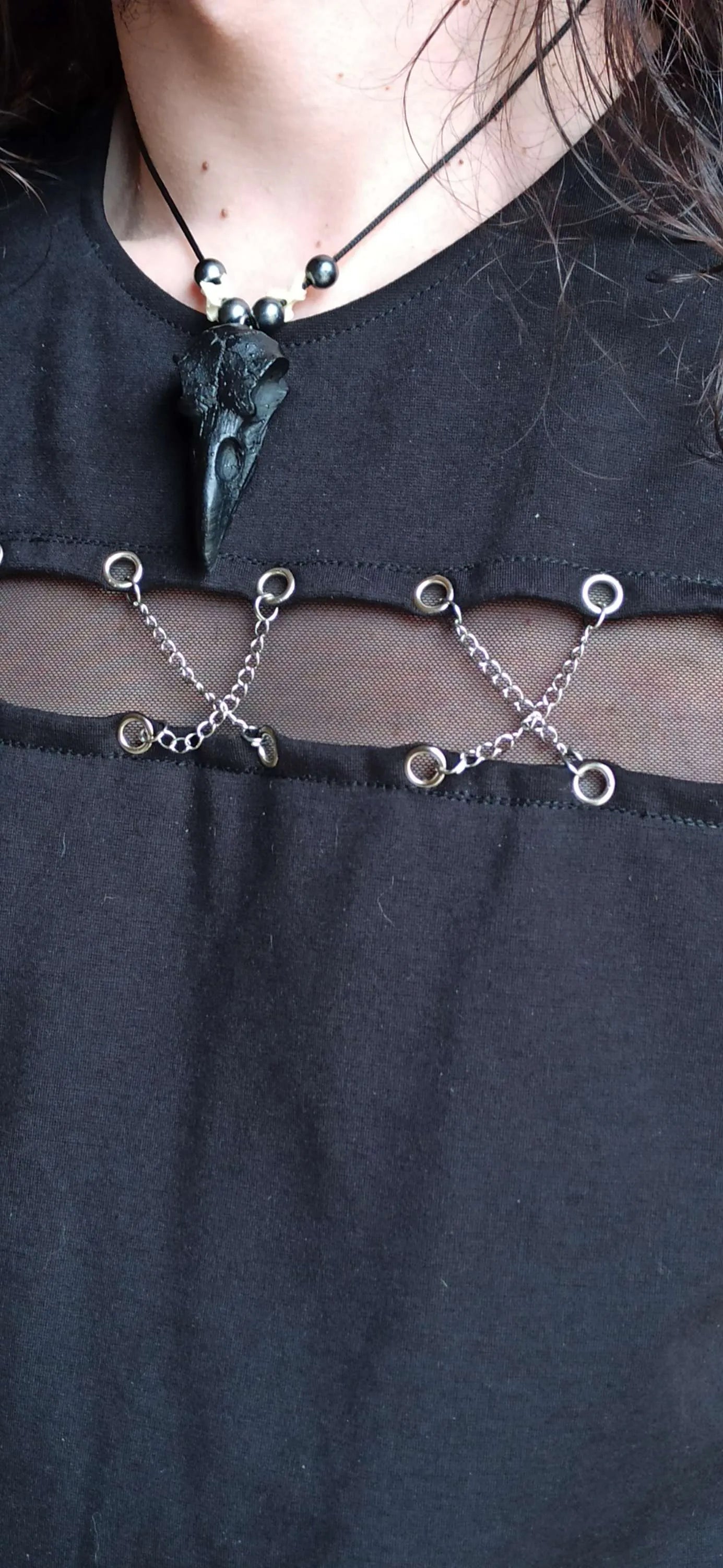 Laçage frontal avec chaînes en acier inoxydable
Débardeur gothique noir en coton et résille fait main