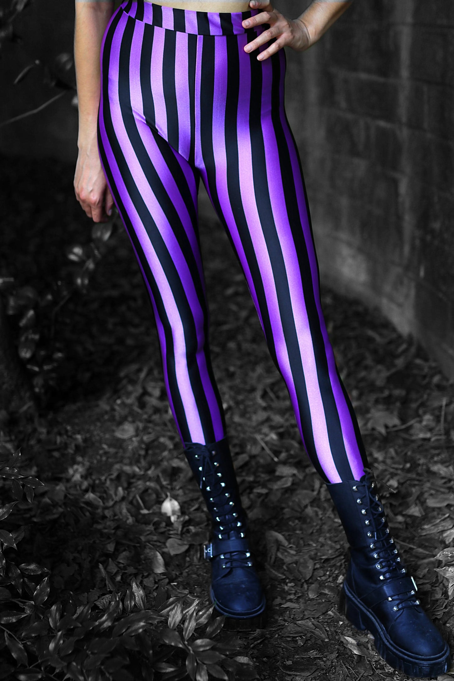 Détail du tissu stretch violet et noir à rayures verticales
Legging fait main pièce unique aux rayures violettes